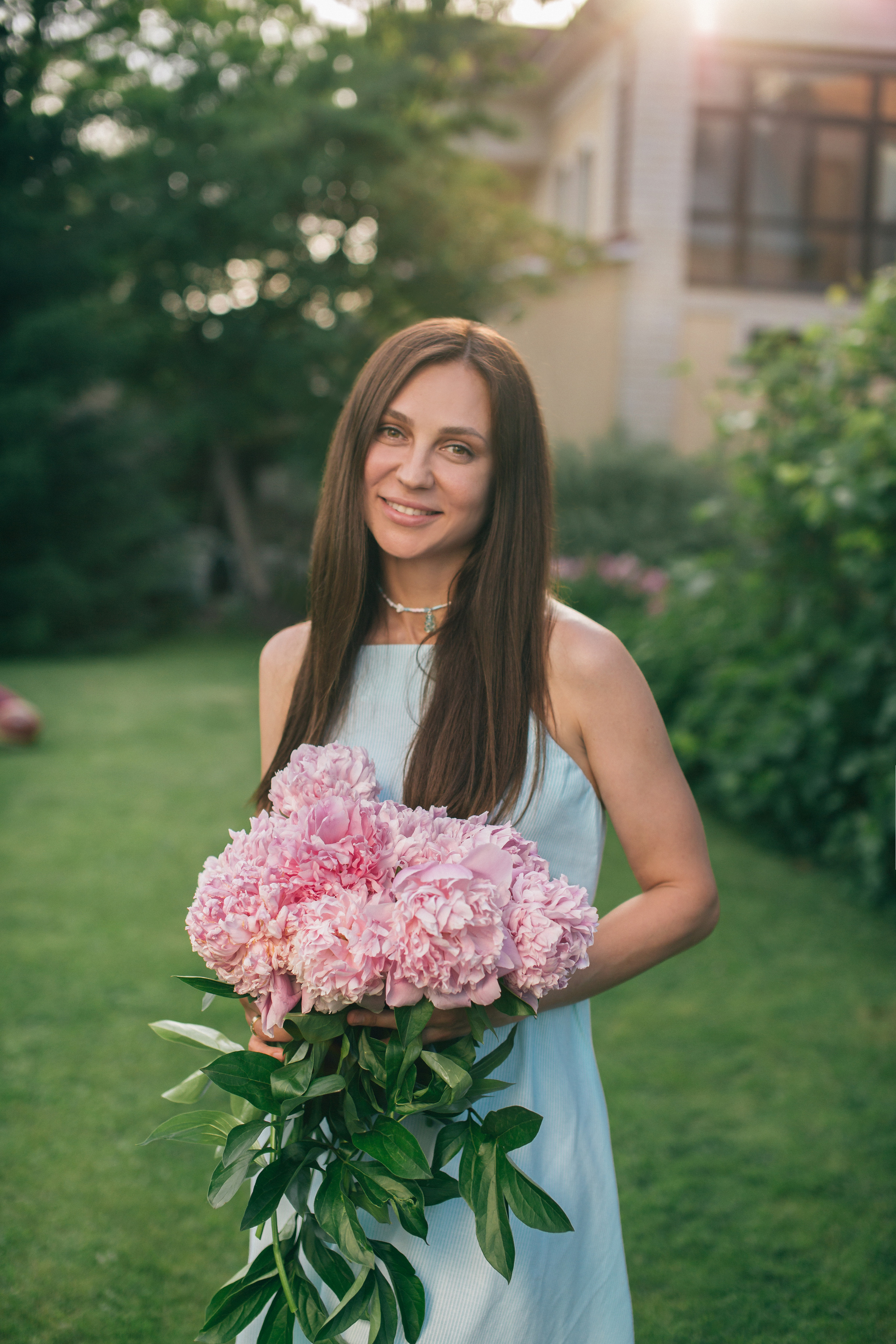 Семейная фотосессия в пионах. Фотограф в Оренбурге. Профессиональный фотограф
