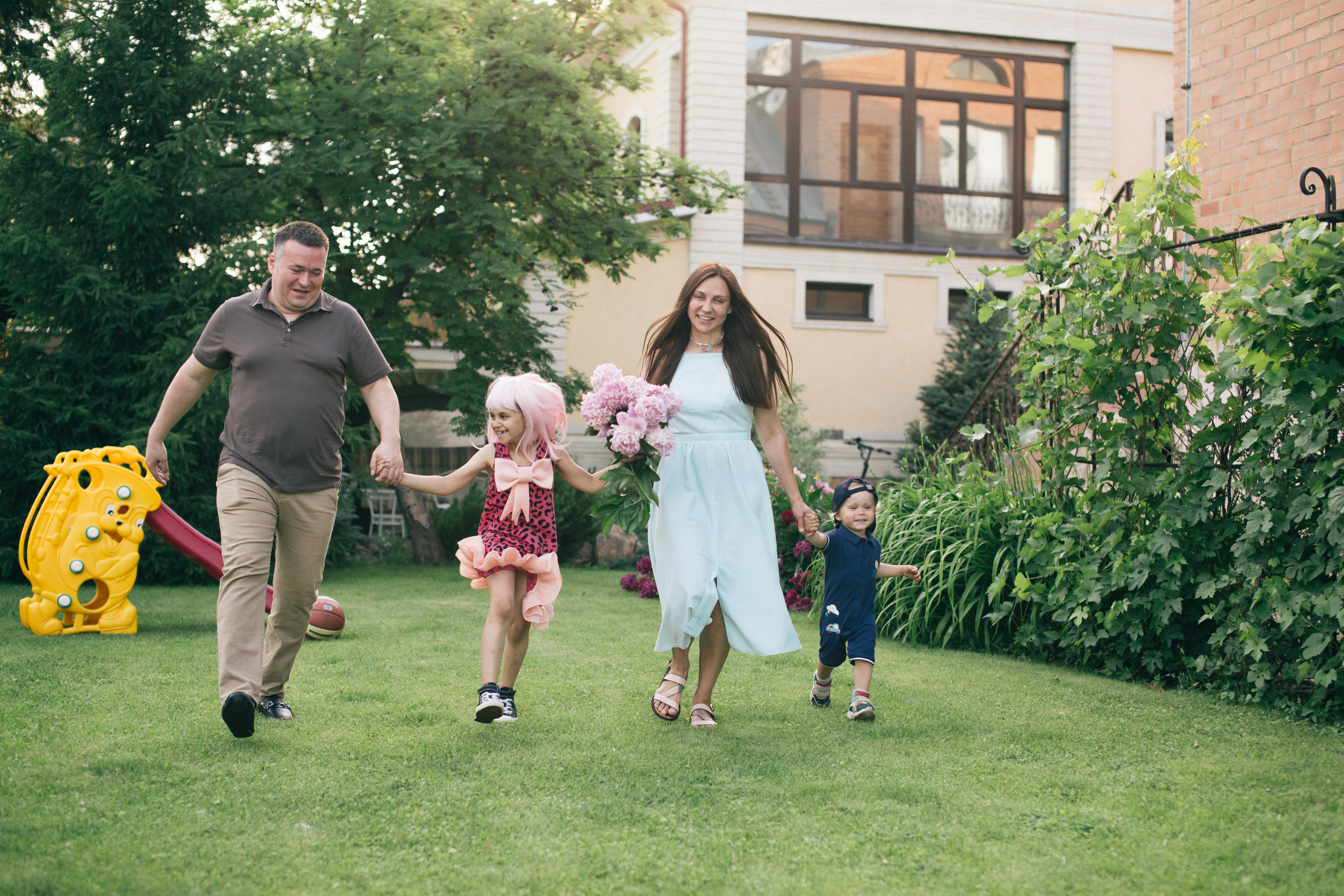 Семейная фотосессия в пионах. Фотограф в Оренбурге. Профессиональный фотограф