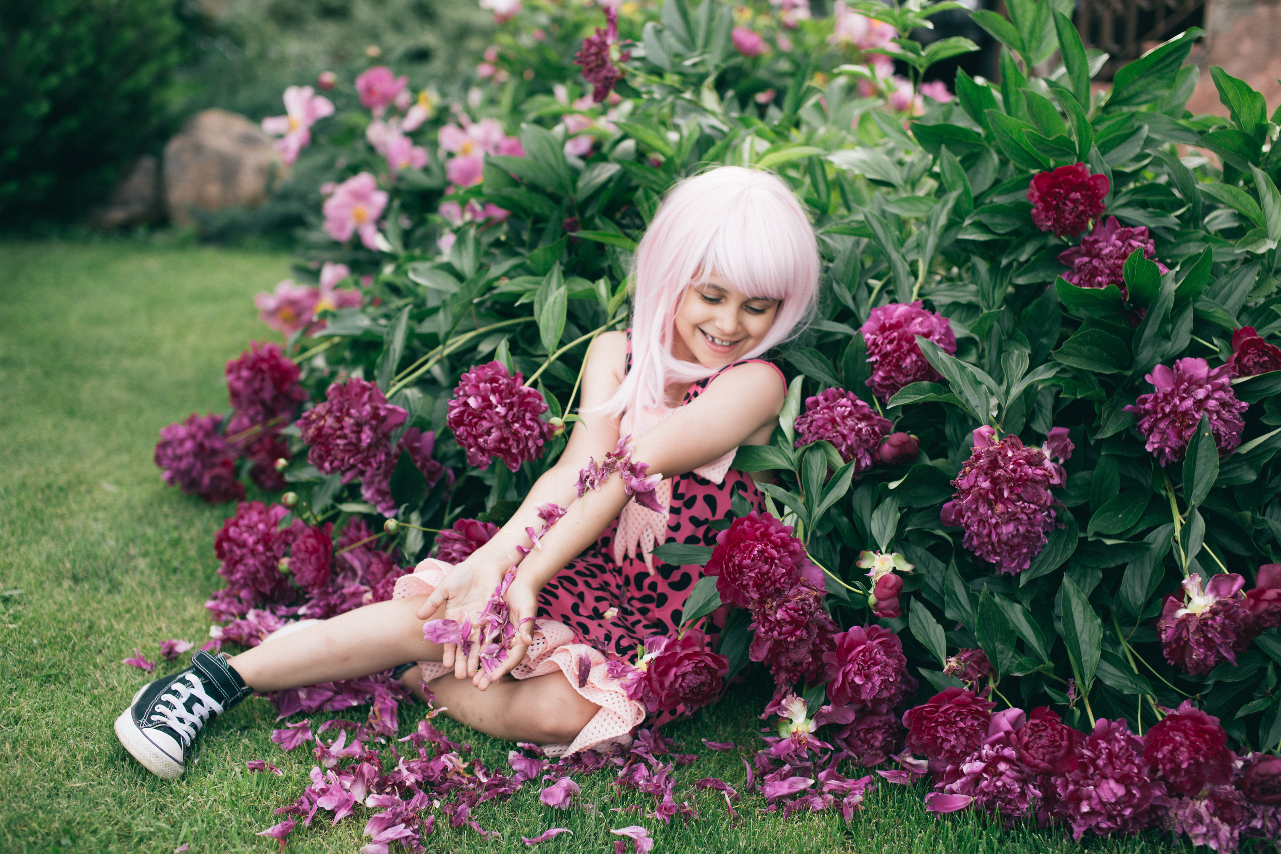 Семейная фотосессия в пионах. Фотограф в Оренбурге. Профессиональный фотограф