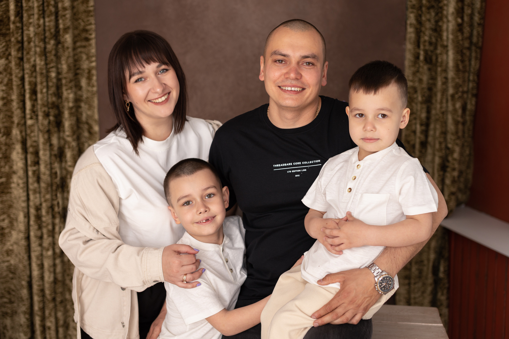 Семейная фотосессия в студии. Фотограф в Оренбурге. Профессиональный фотограф