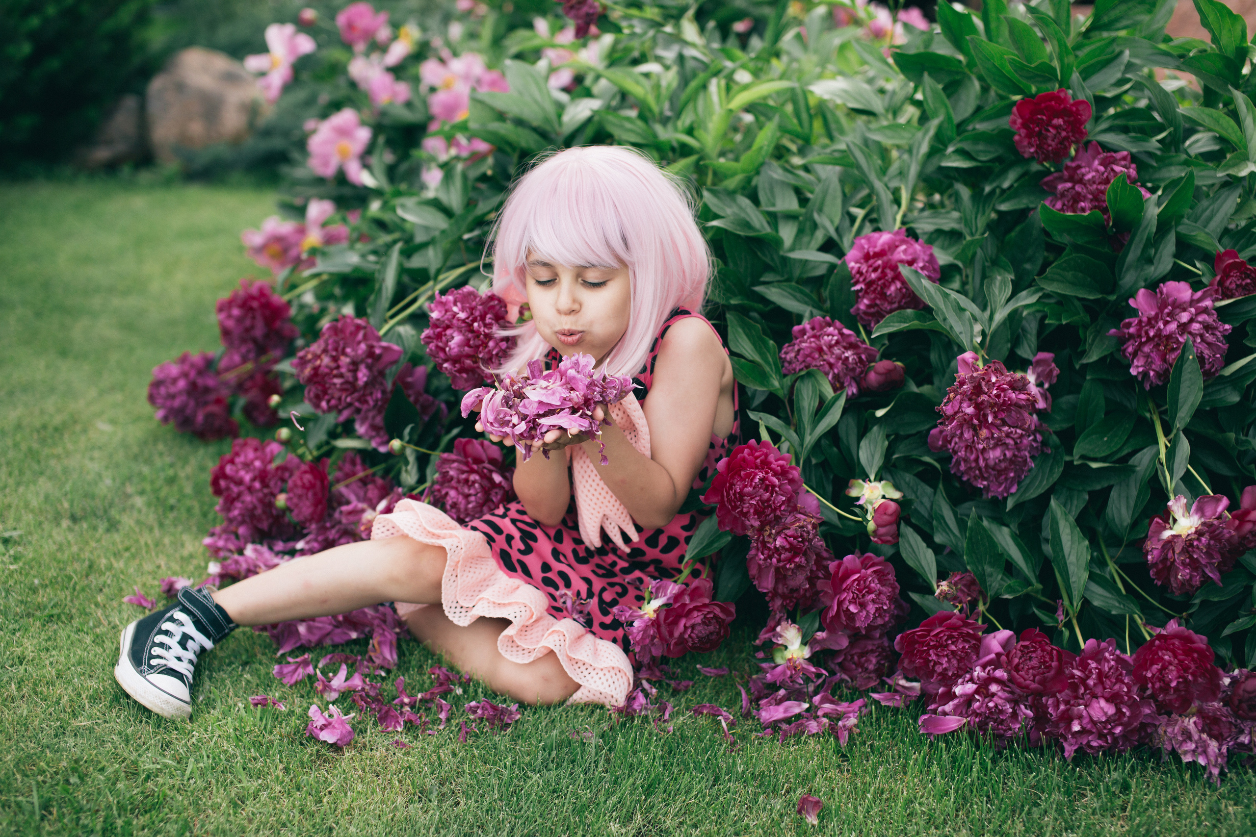 Семейная фотосессия в пионах. Фотограф в Оренбурге. Профессиональный фотограф
