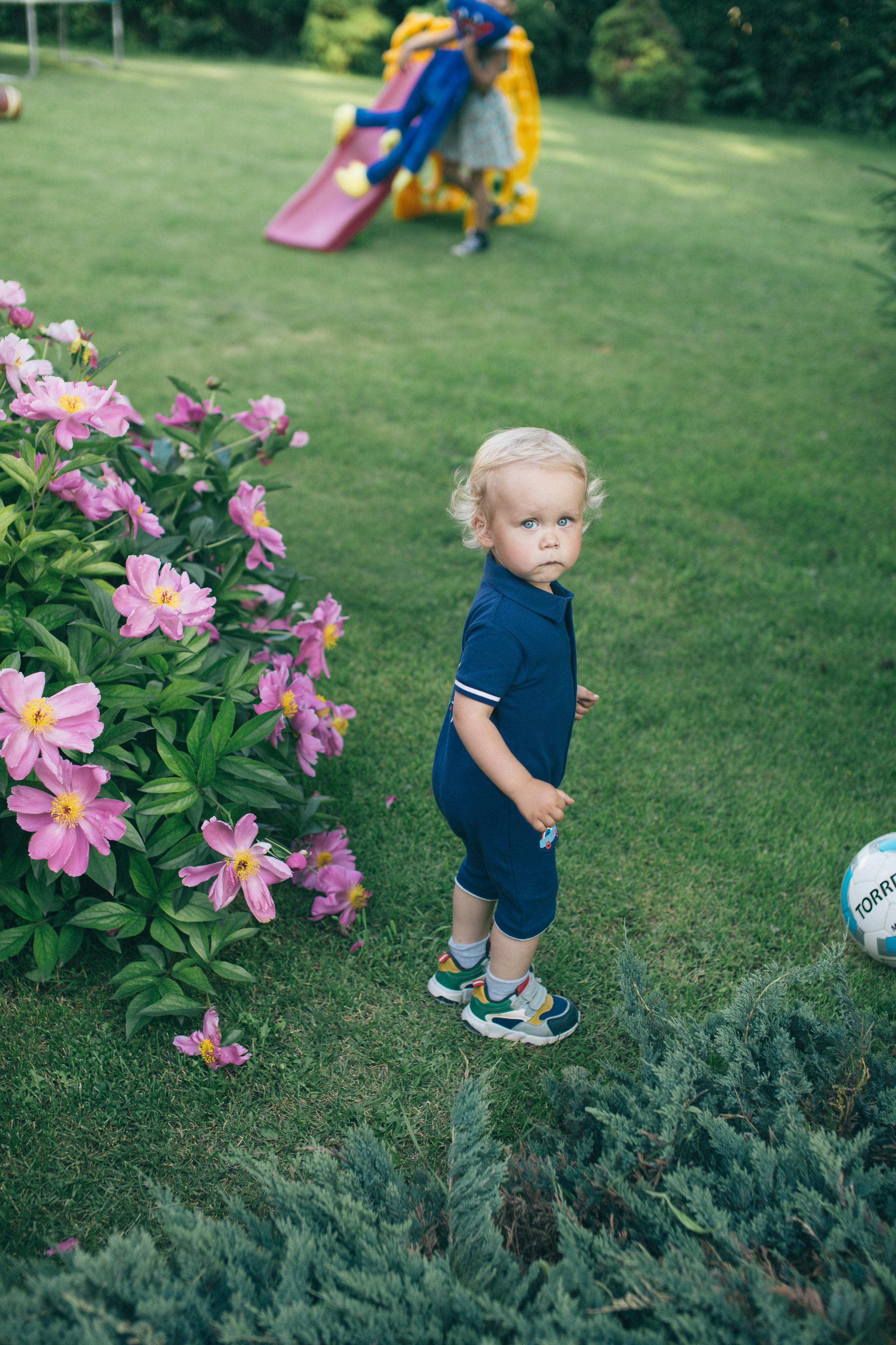 Семейная фотосессия в пионах. Фотограф в Оренбурге. Профессиональный фотограф