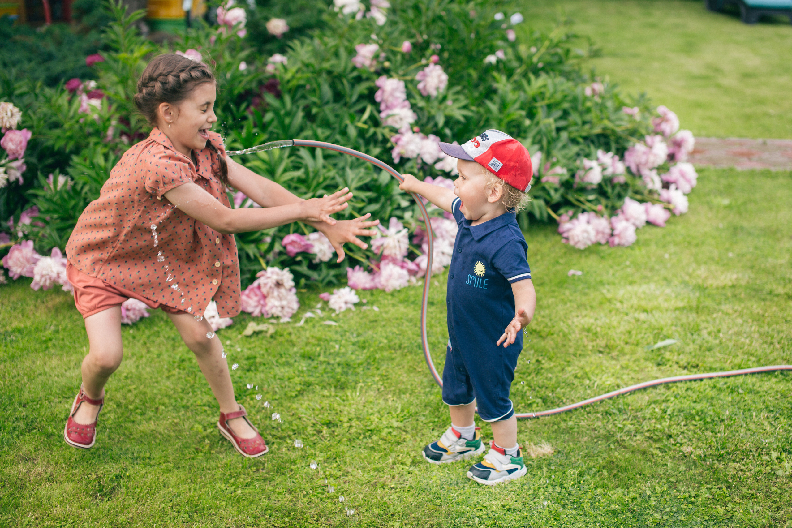 Семейная фотосессия в пионах. Фотограф в Оренбурге. Профессиональный фотограф