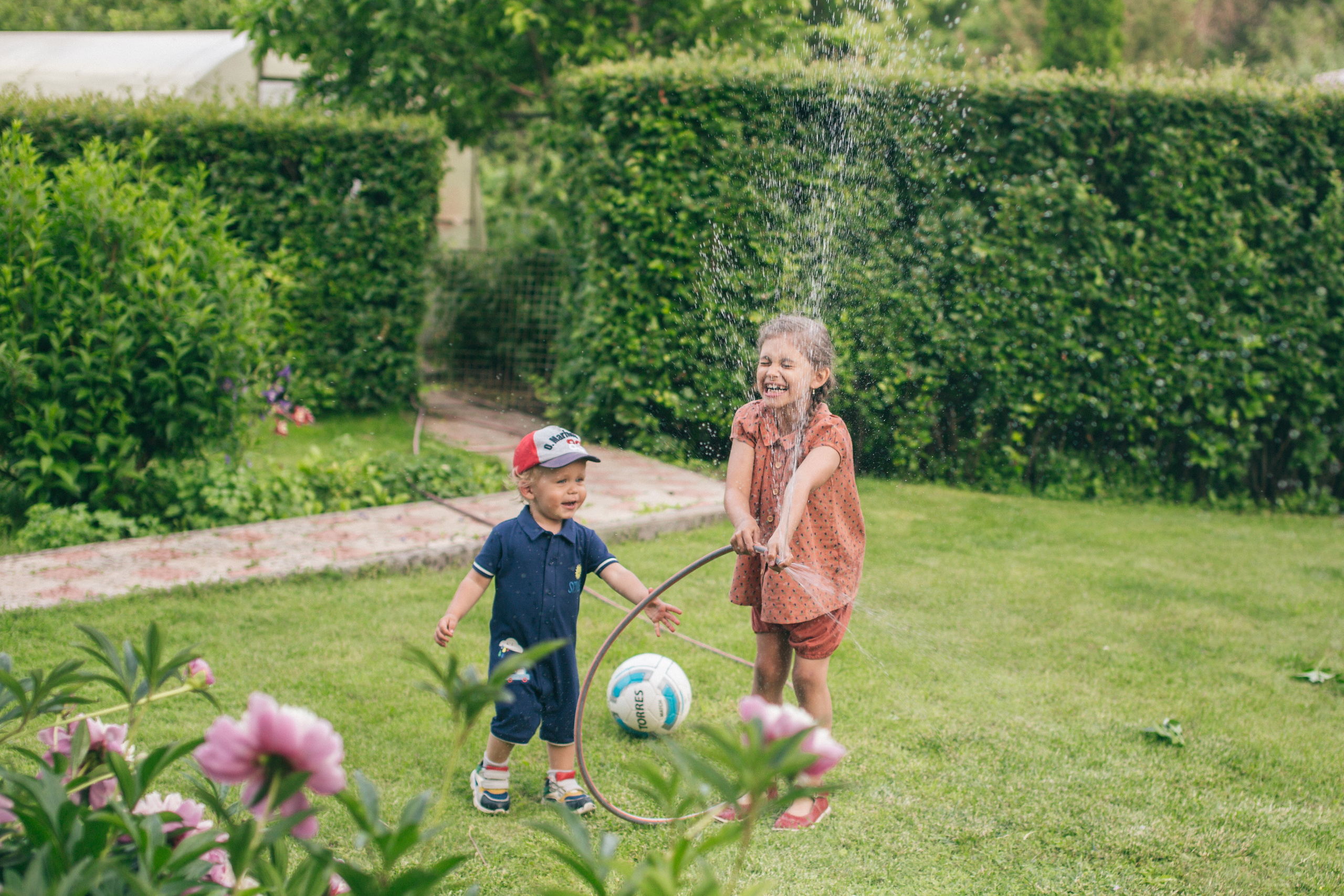Семейная фотосессия в пионах. Фотограф в Оренбурге. Профессиональный фотограф