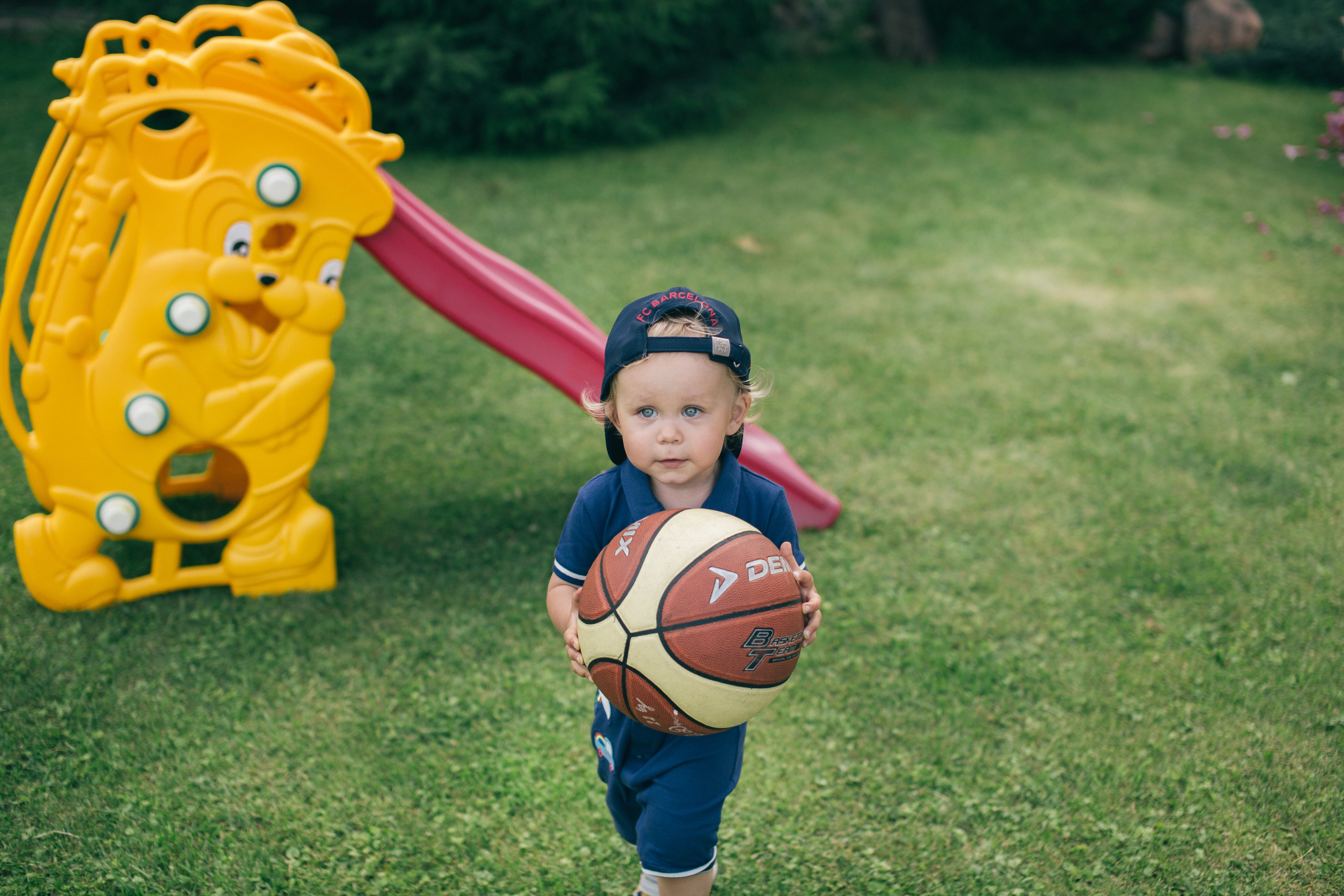 Семейная фотосессия в пионах. Фотограф в Оренбурге. Профессиональный фотограф