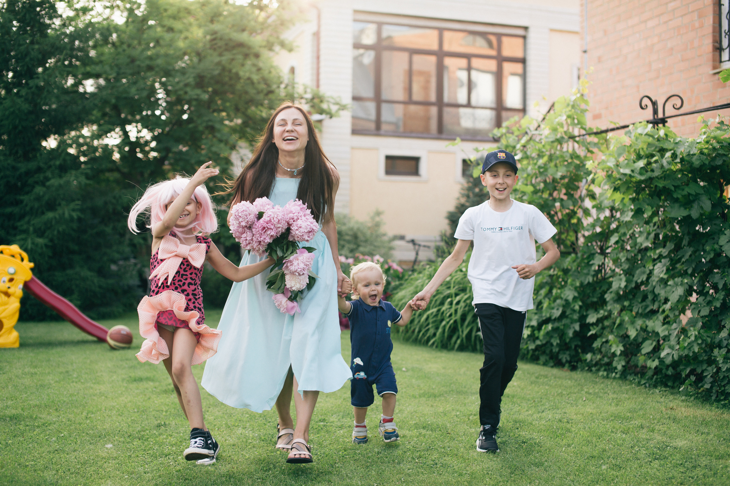 Семейная фотосессия в пионах. Фотограф в Оренбурге. Профессиональный фотограф