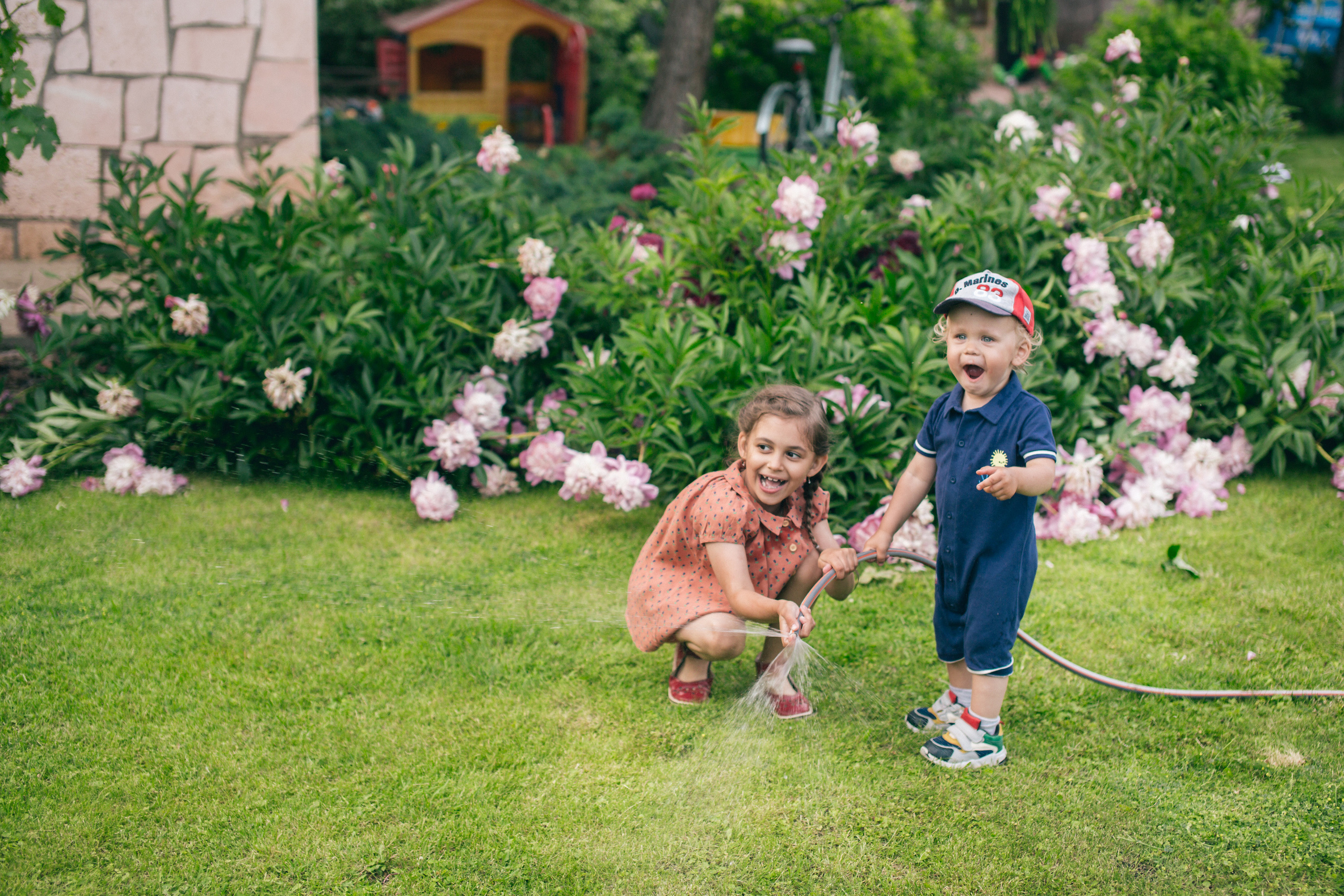 Семейная фотосессия в пионах. Фотограф в Оренбурге. Профессиональный фотограф