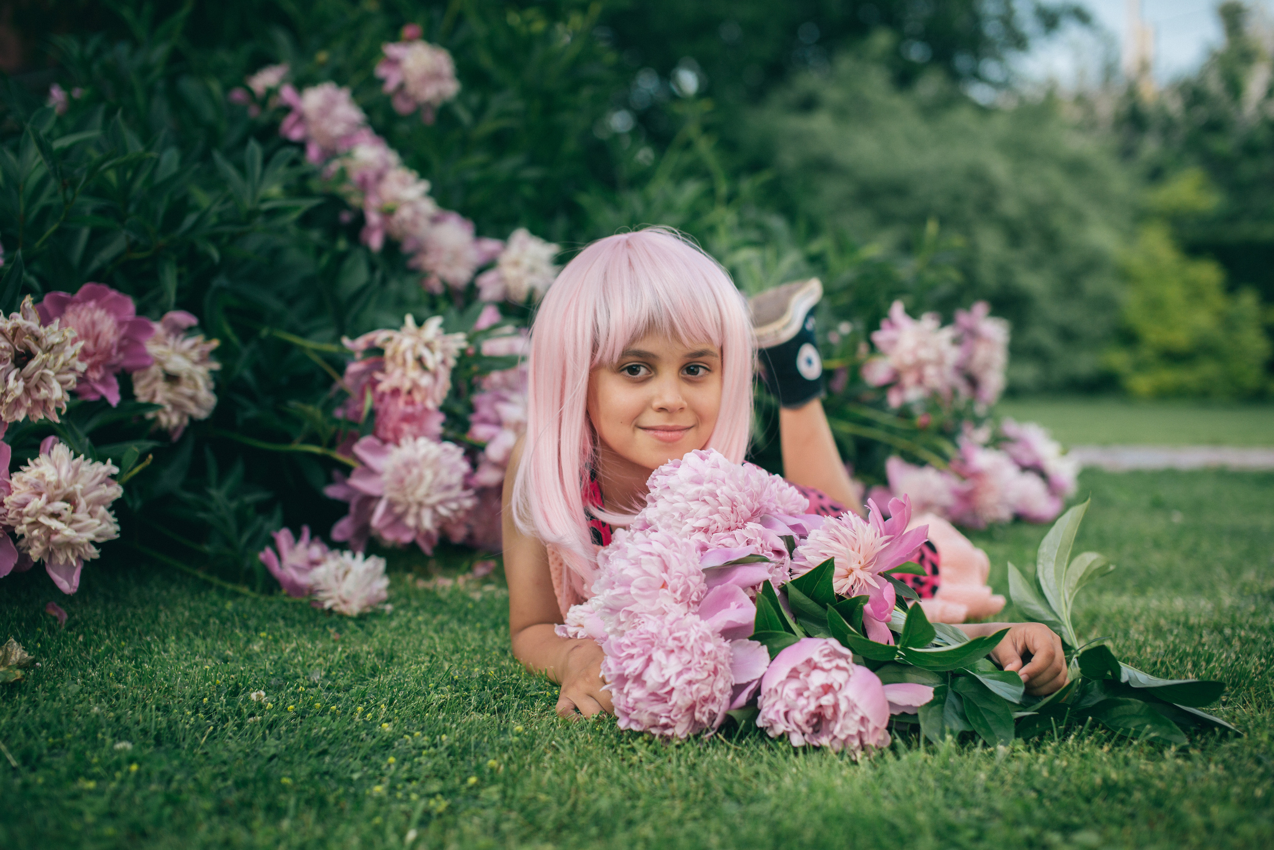 Семейная фотосессия в пионах. Фотограф в Оренбурге. Профессиональный фотограф