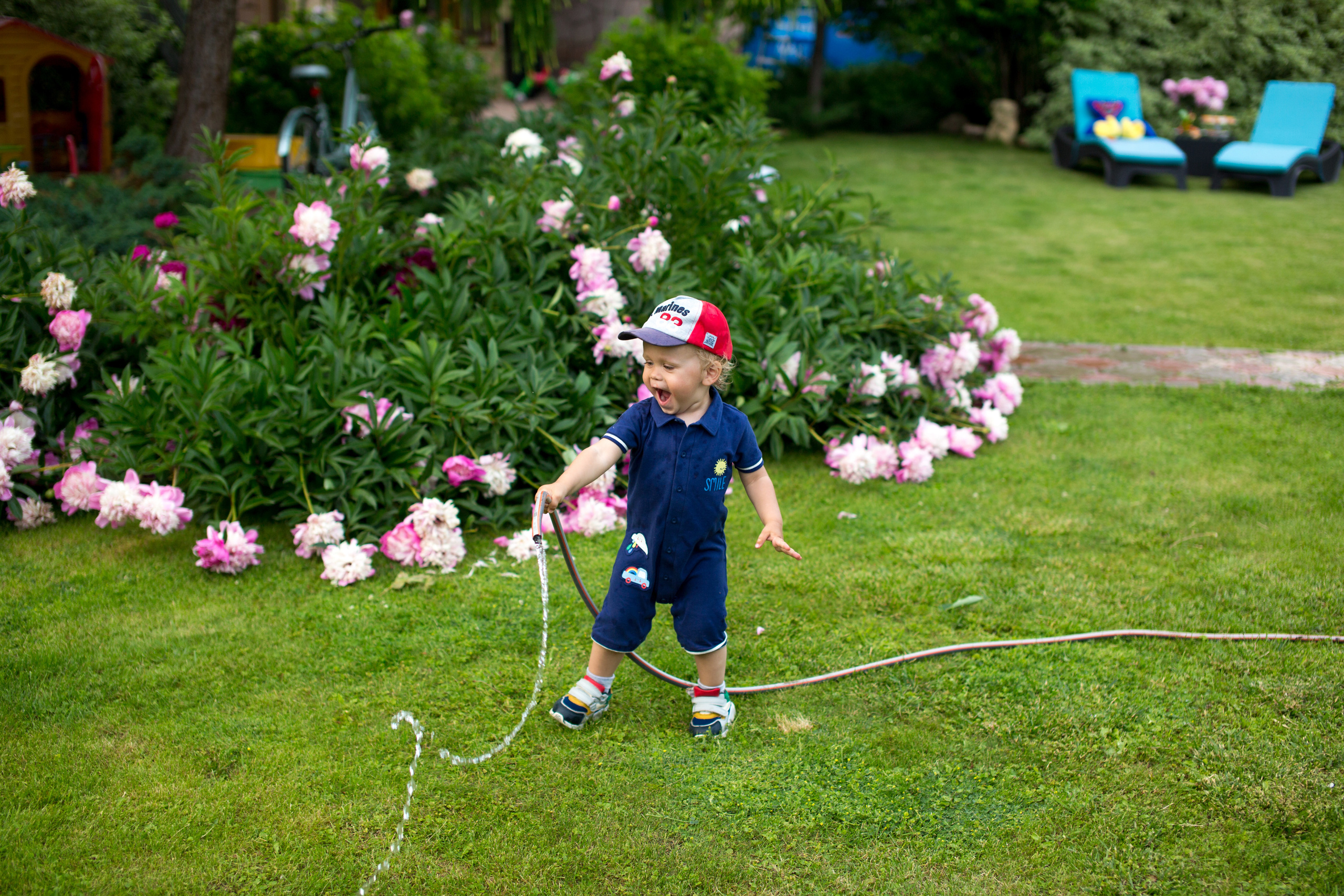 Семейная фотосессия в пионах. Фотограф в Оренбурге. Профессиональный фотограф