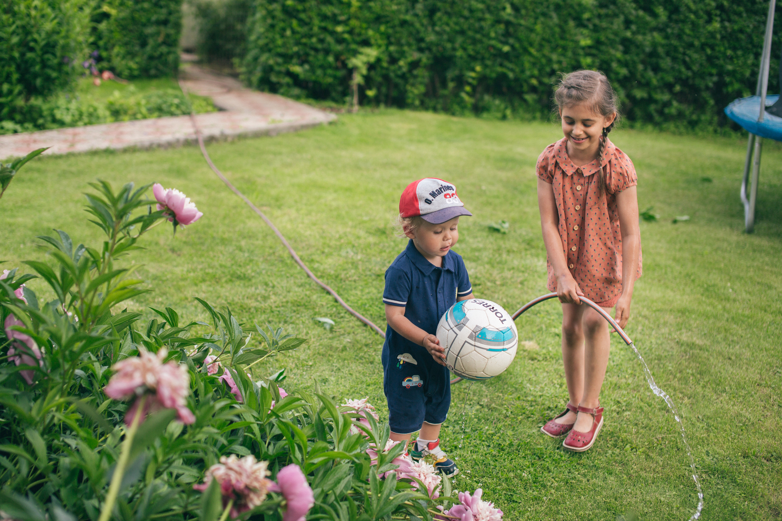 Семейная фотосессия в пионах. Фотограф в Оренбурге. Профессиональный фотограф