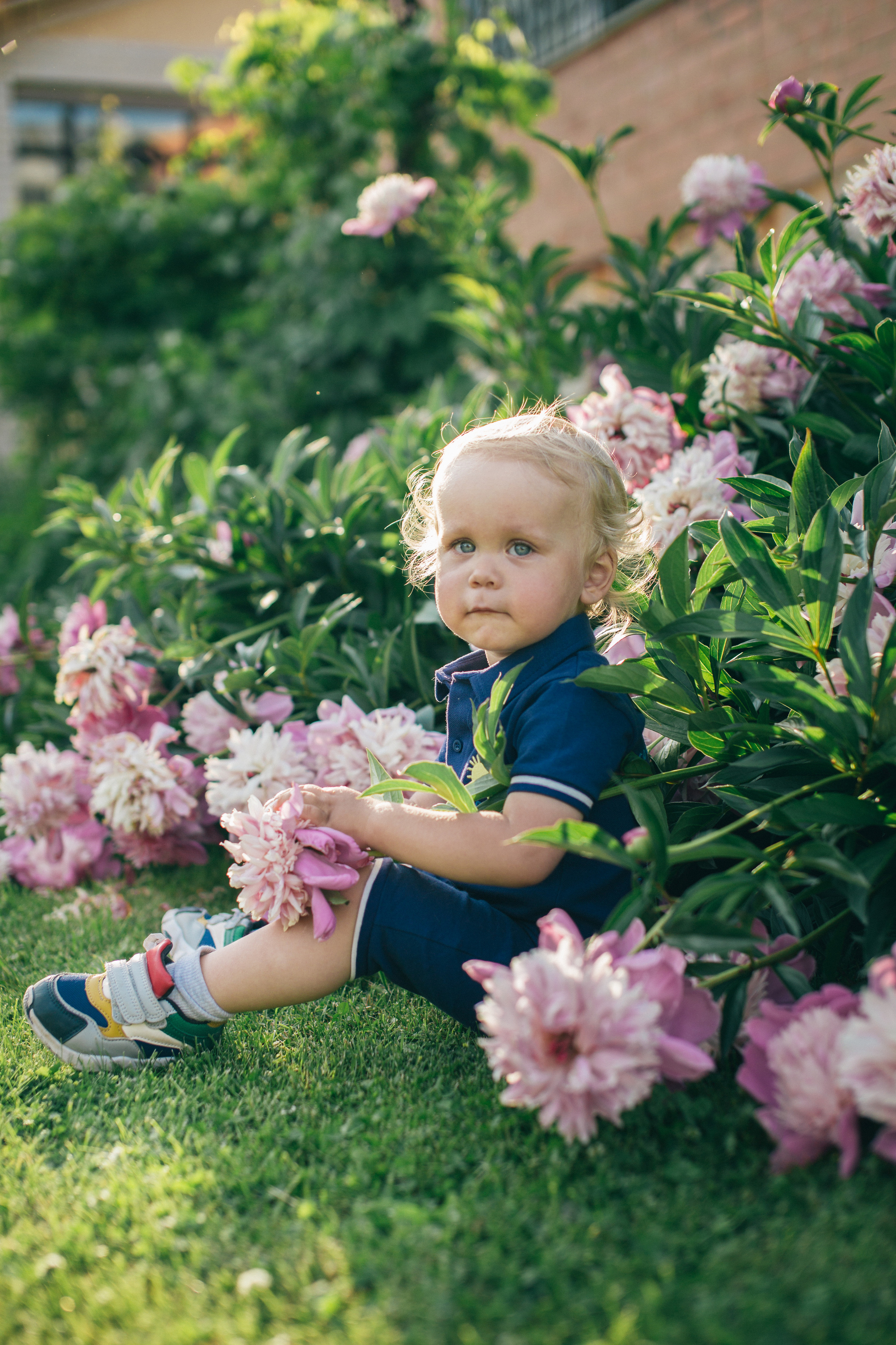 Семейная фотосессия в пионах. Фотограф в Оренбурге. Профессиональный фотограф