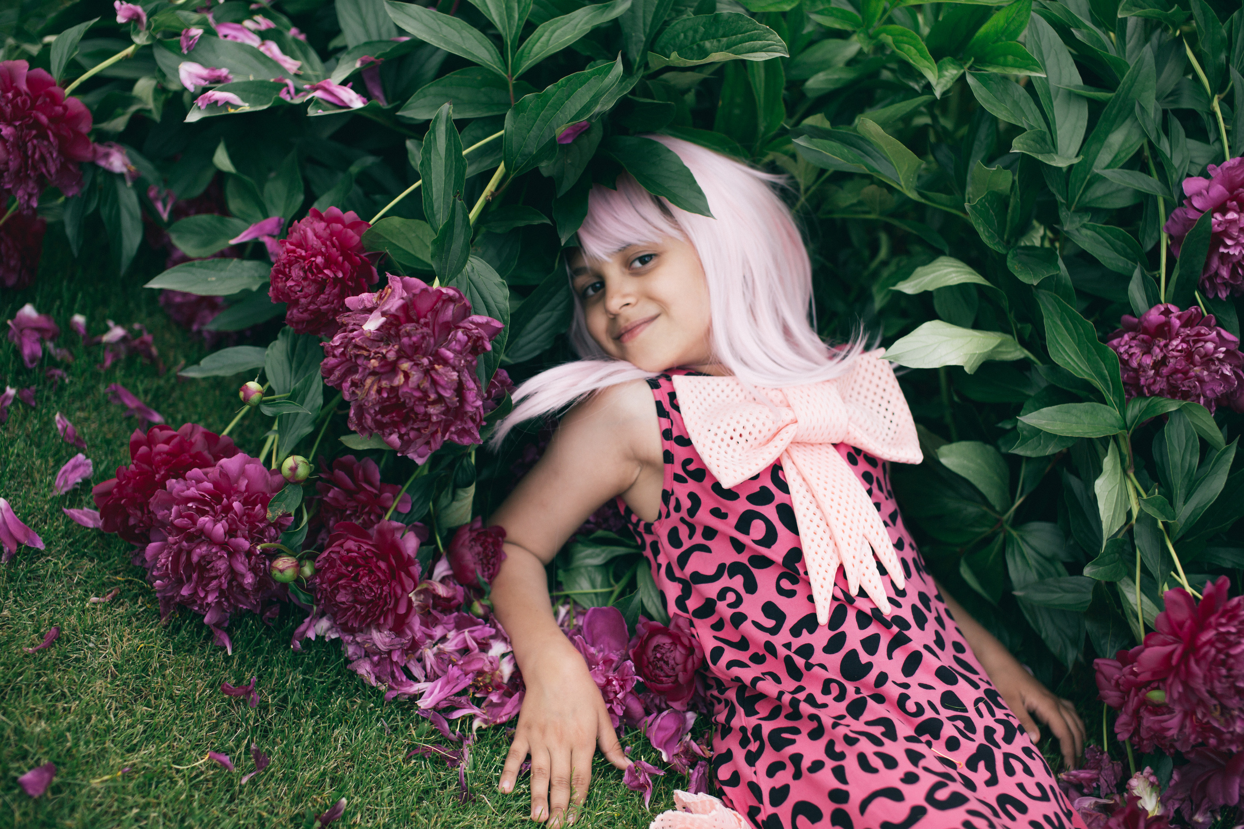 Семейная фотосессия в пионах. Фотограф в Оренбурге. Профессиональный фотограф