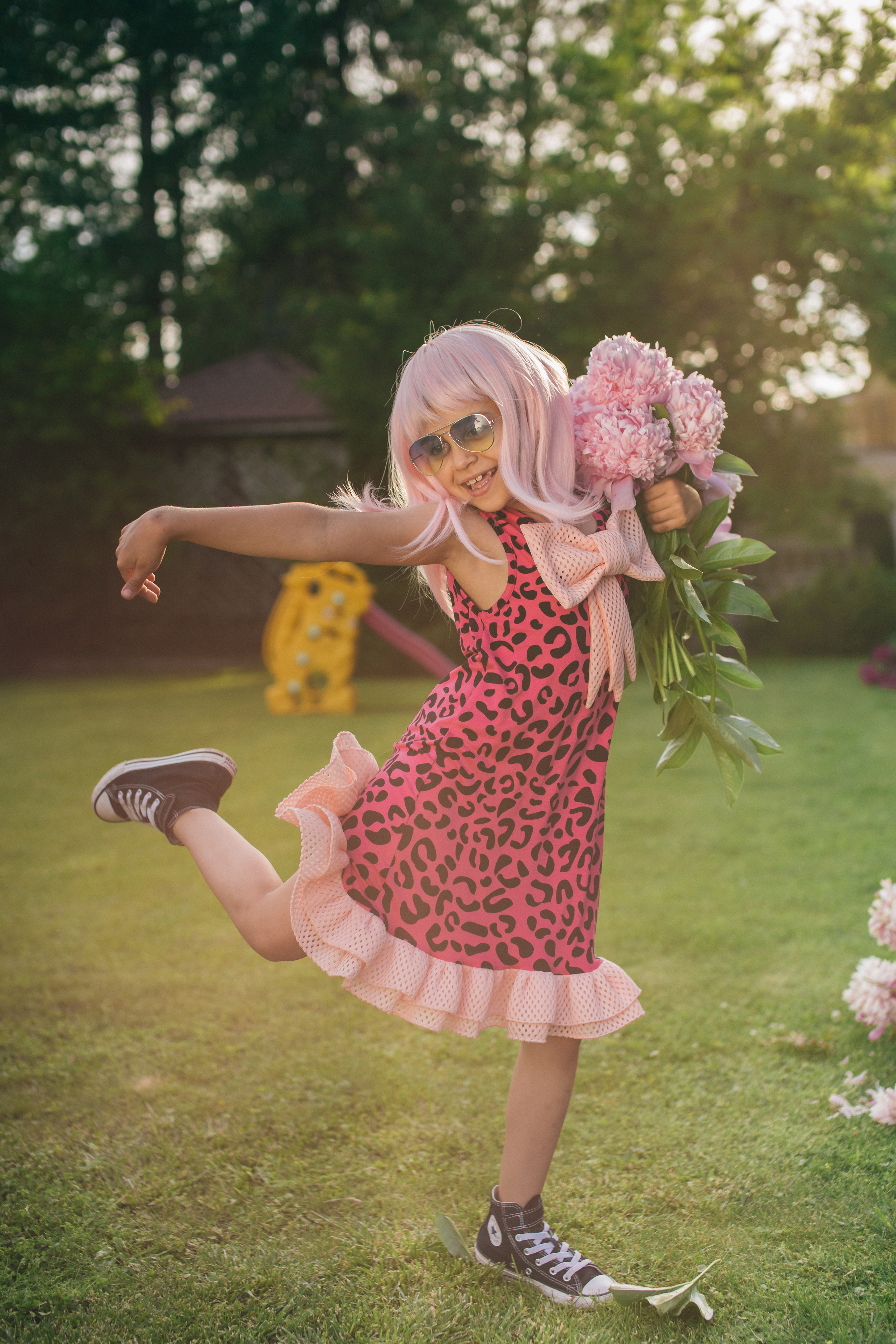 Семейная фотосессия в пионах. Фотограф в Оренбурге. Профессиональный фотограф