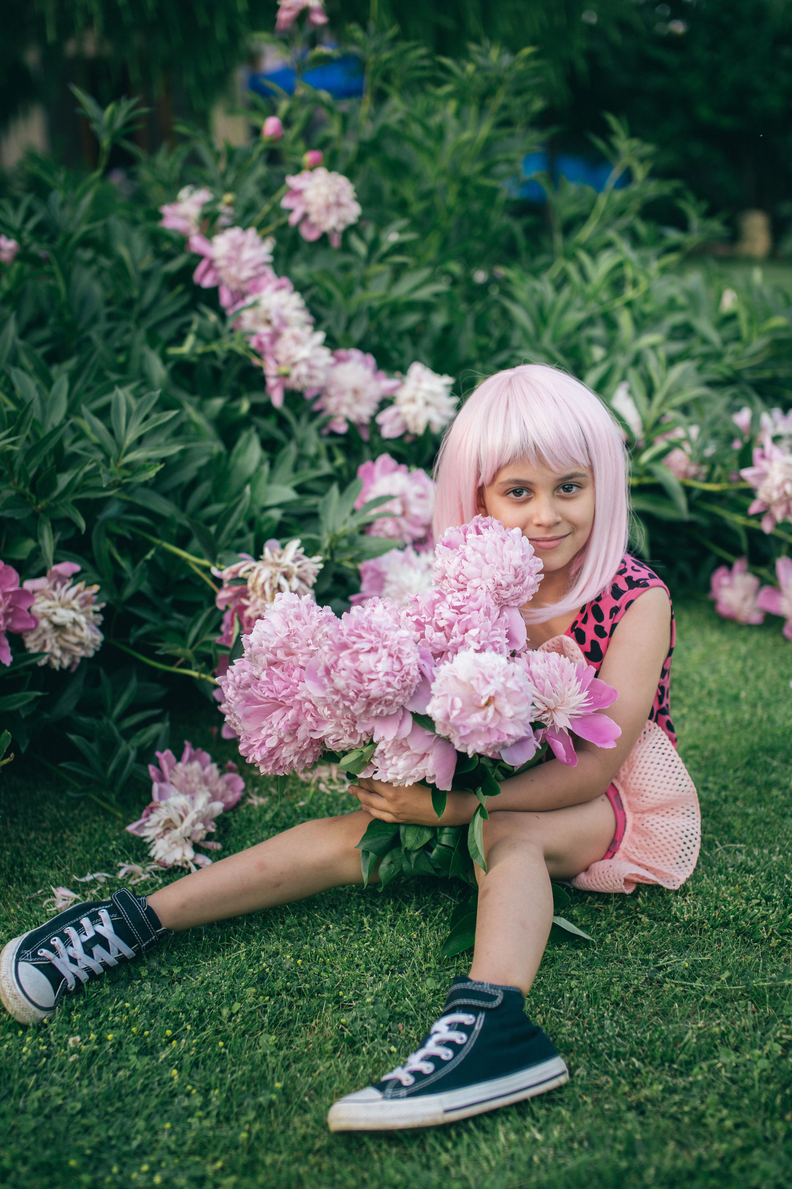 Семейная фотосессия в пионах. Фотограф в Оренбурге. Профессиональный фотограф