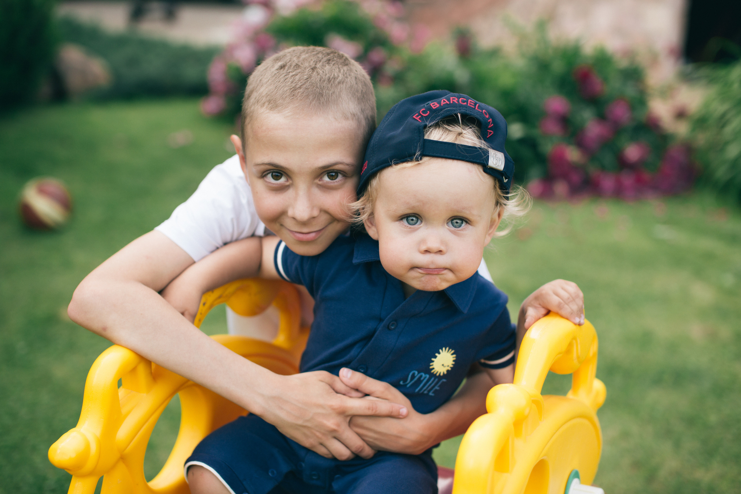 Семейная фотосессия в пионах. Фотограф в Оренбурге. Профессиональный фотограф