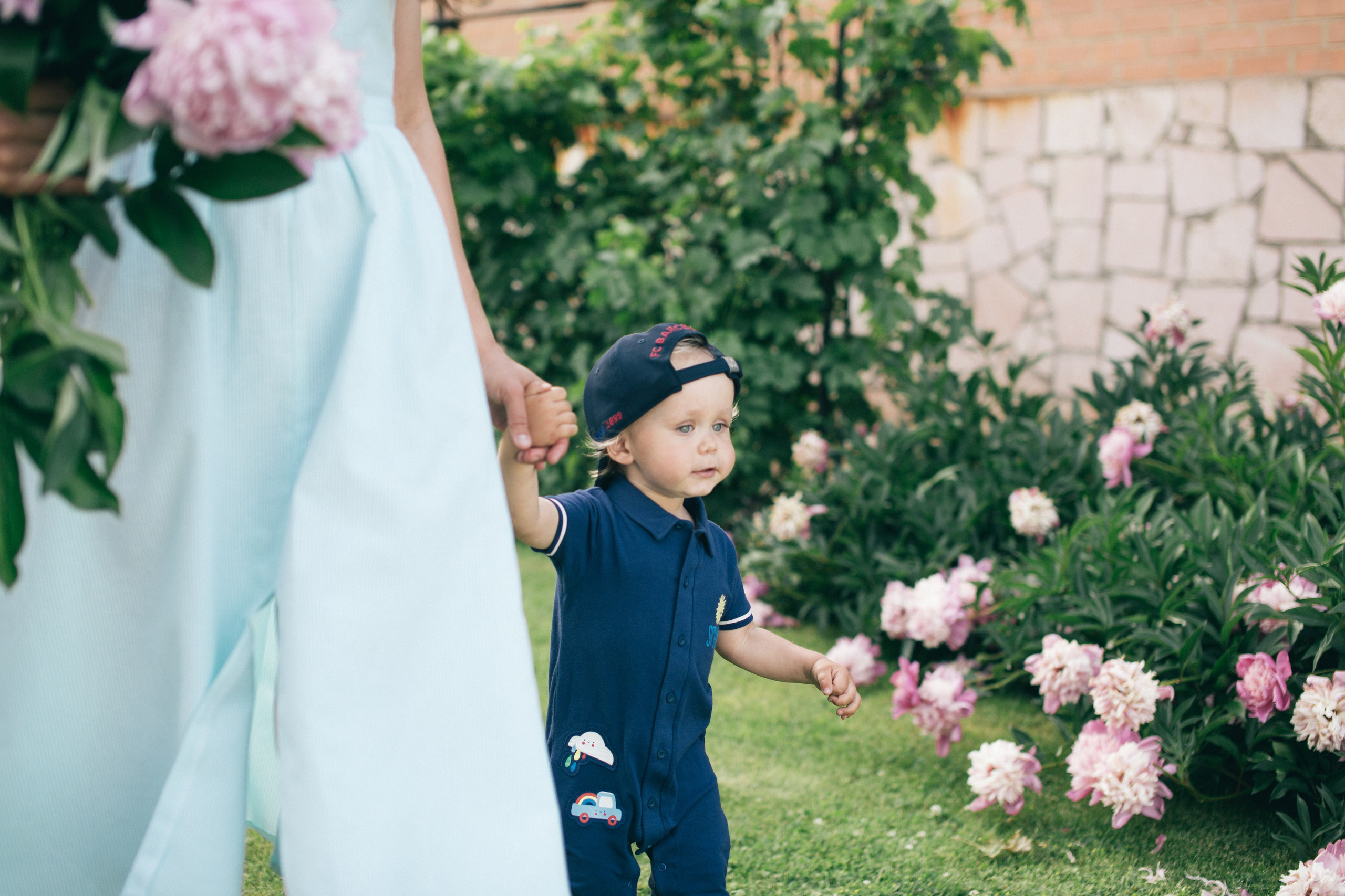 Семейная фотосессия в пионах. Фотограф в Оренбурге. Профессиональный фотограф