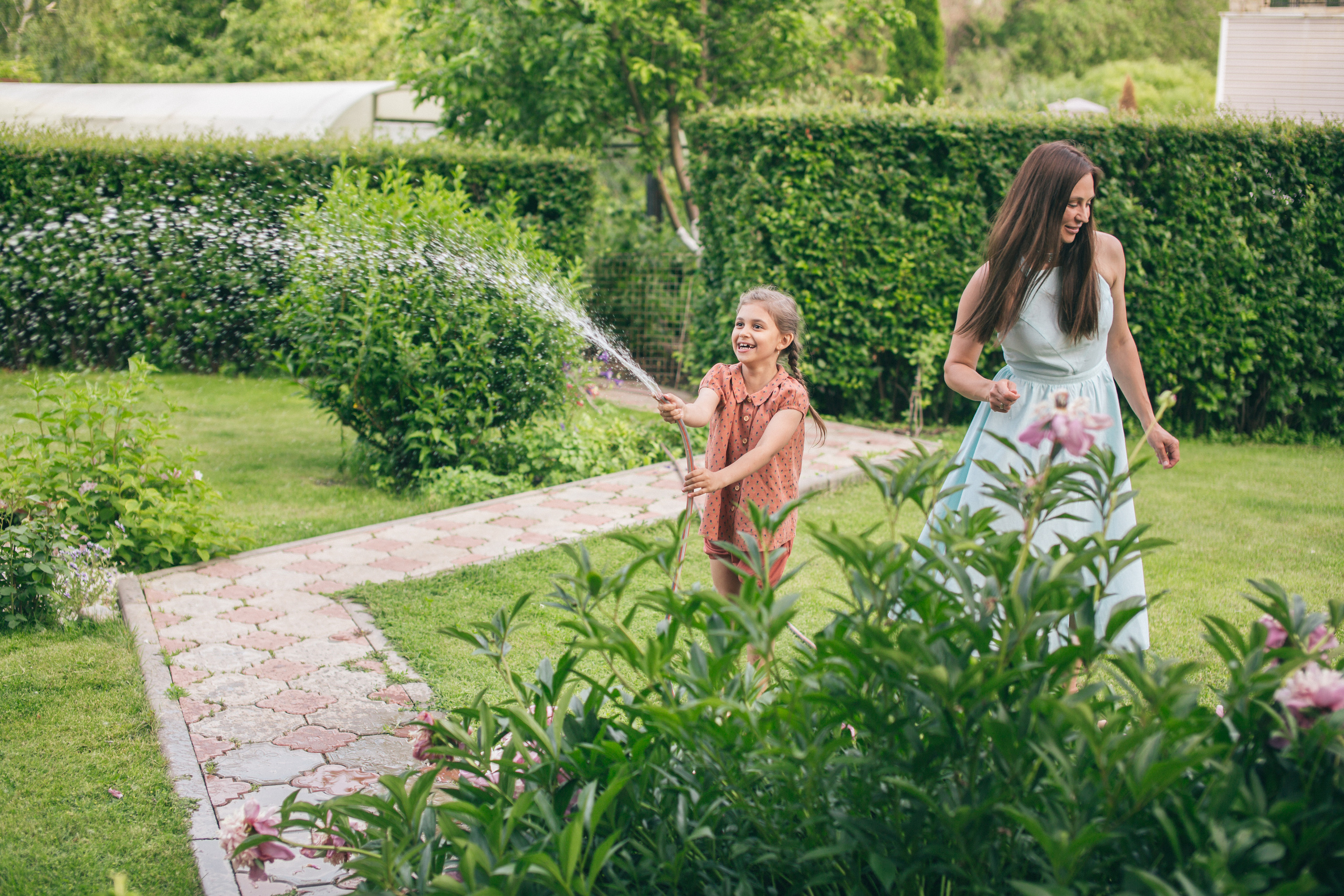Семейная фотосессия в пионах. Фотограф в Оренбурге. Профессиональный фотограф