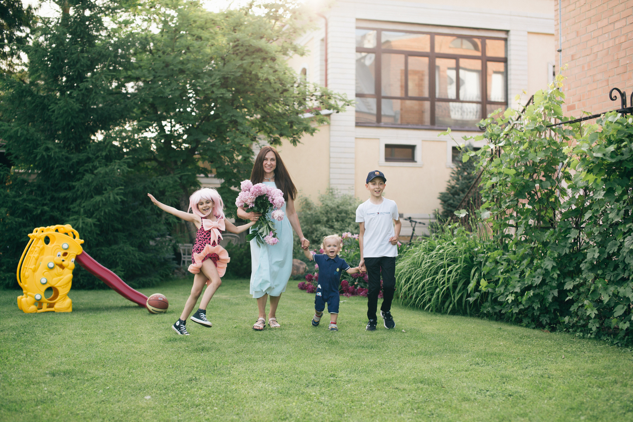 Семейная фотосессия в пионах. Фотограф в Оренбурге. Профессиональный фотограф