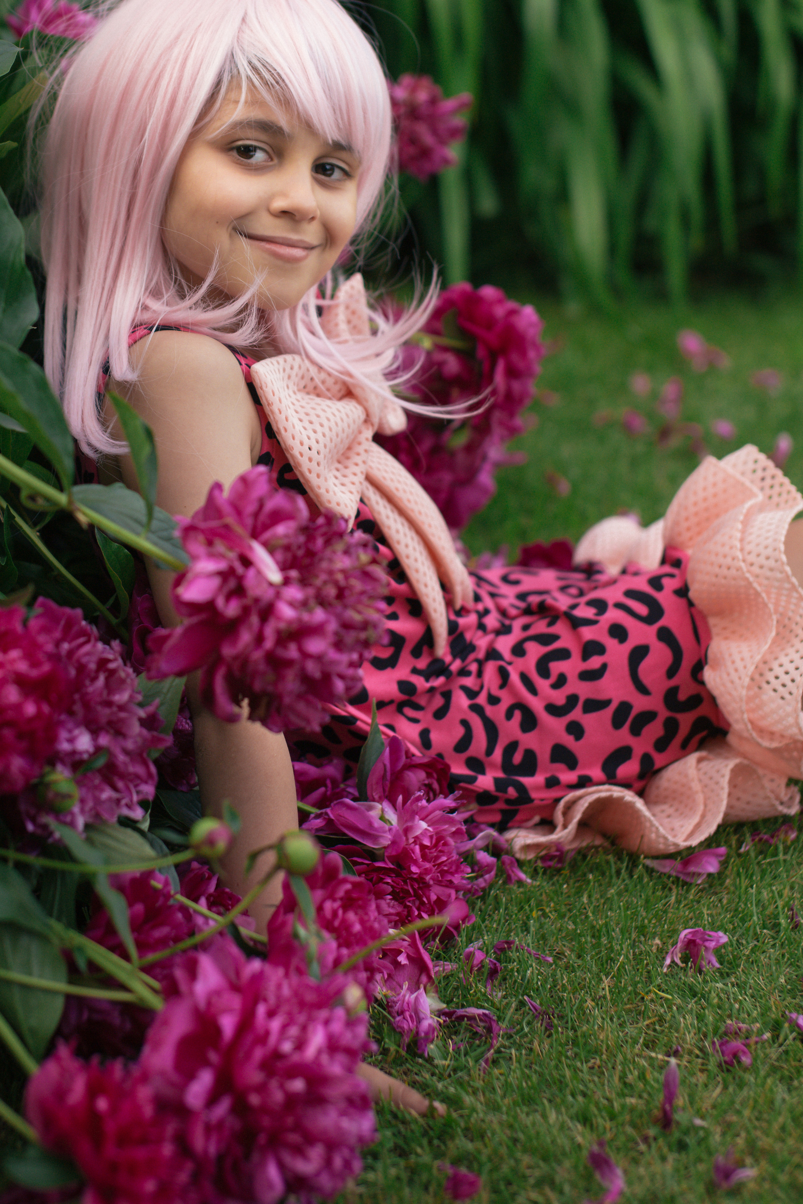 Семейная фотосессия в пионах. Фотограф в Оренбурге. Профессиональный фотограф