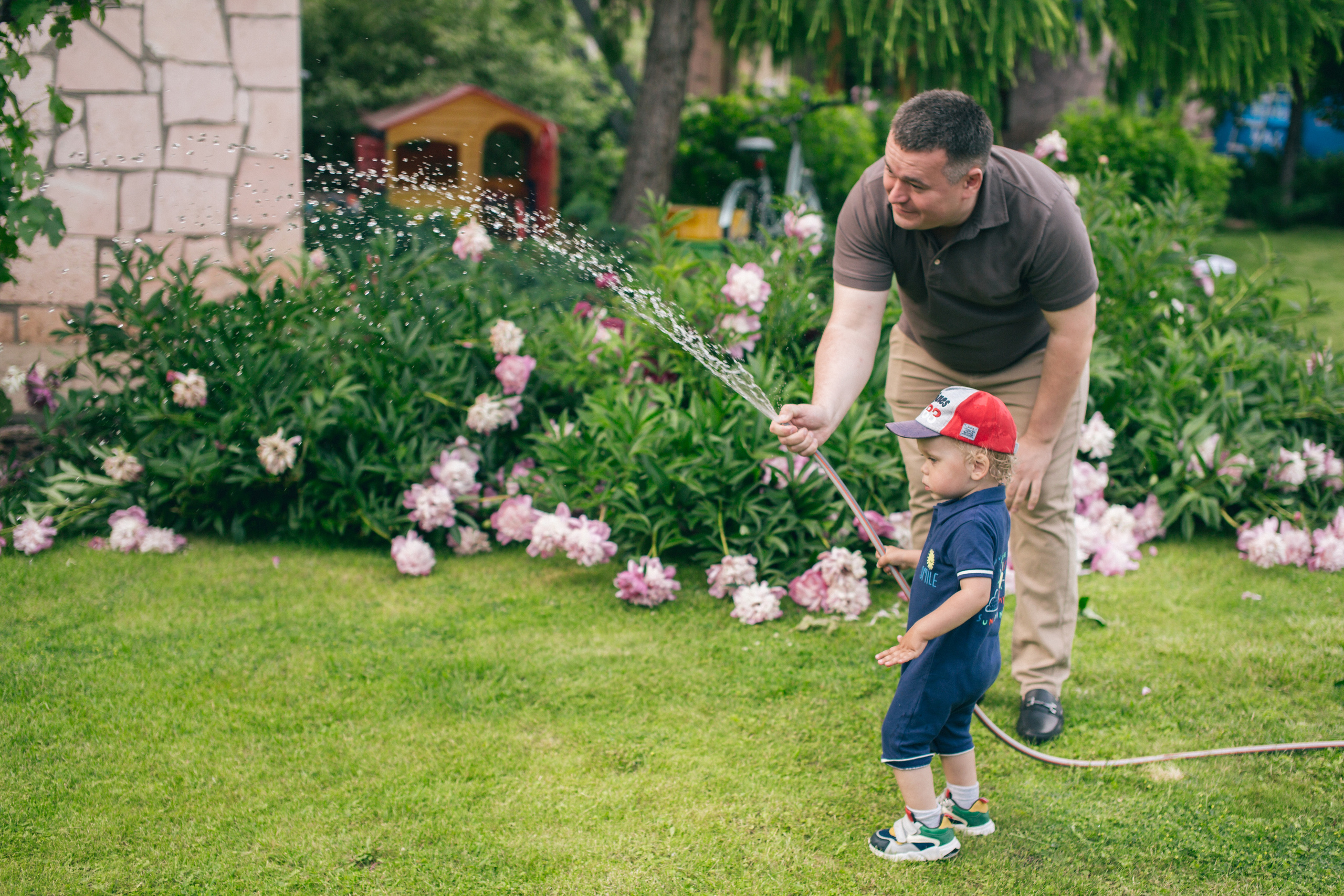 Семейная фотосессия в пионах. Фотограф в Оренбурге. Профессиональный фотограф