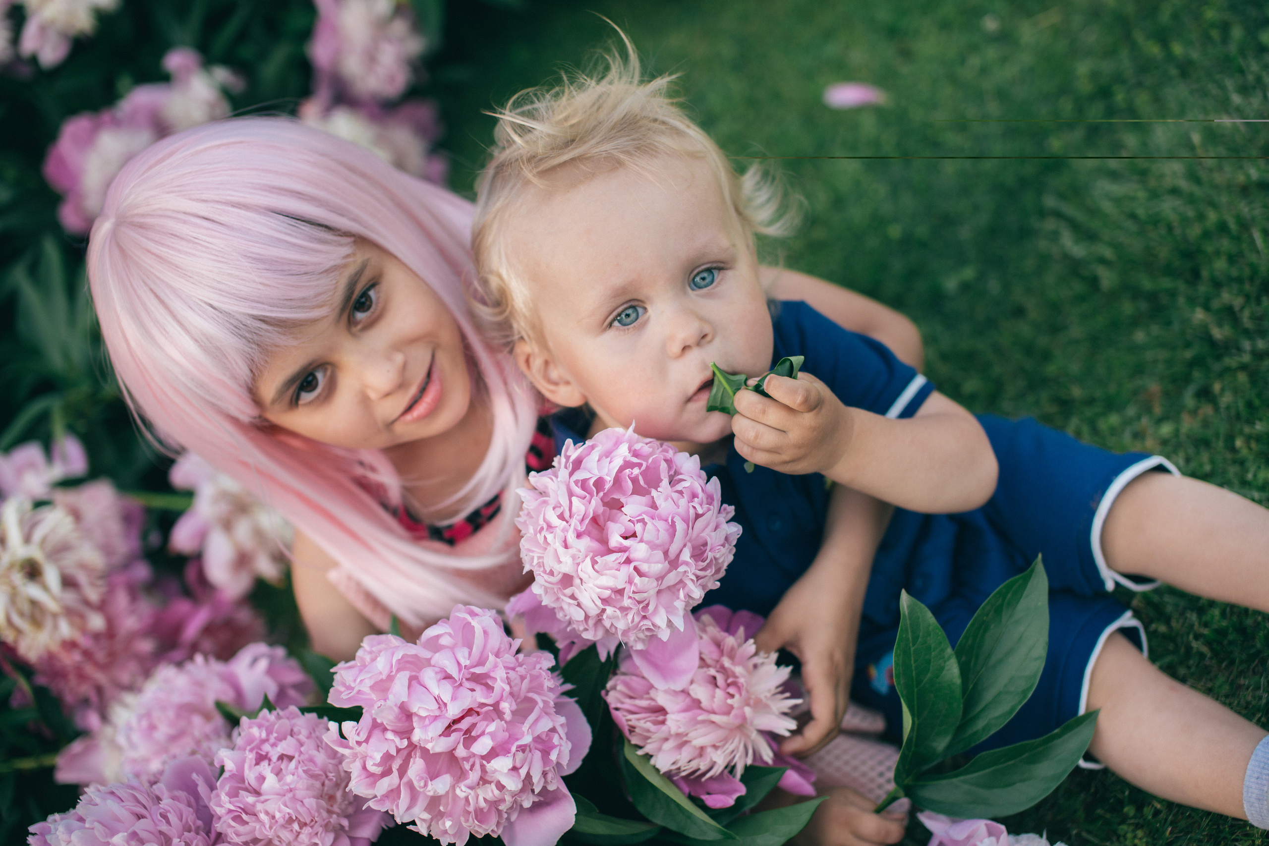 Семейная фотосессия в пионах. Фотограф в Оренбурге. Профессиональный фотограф