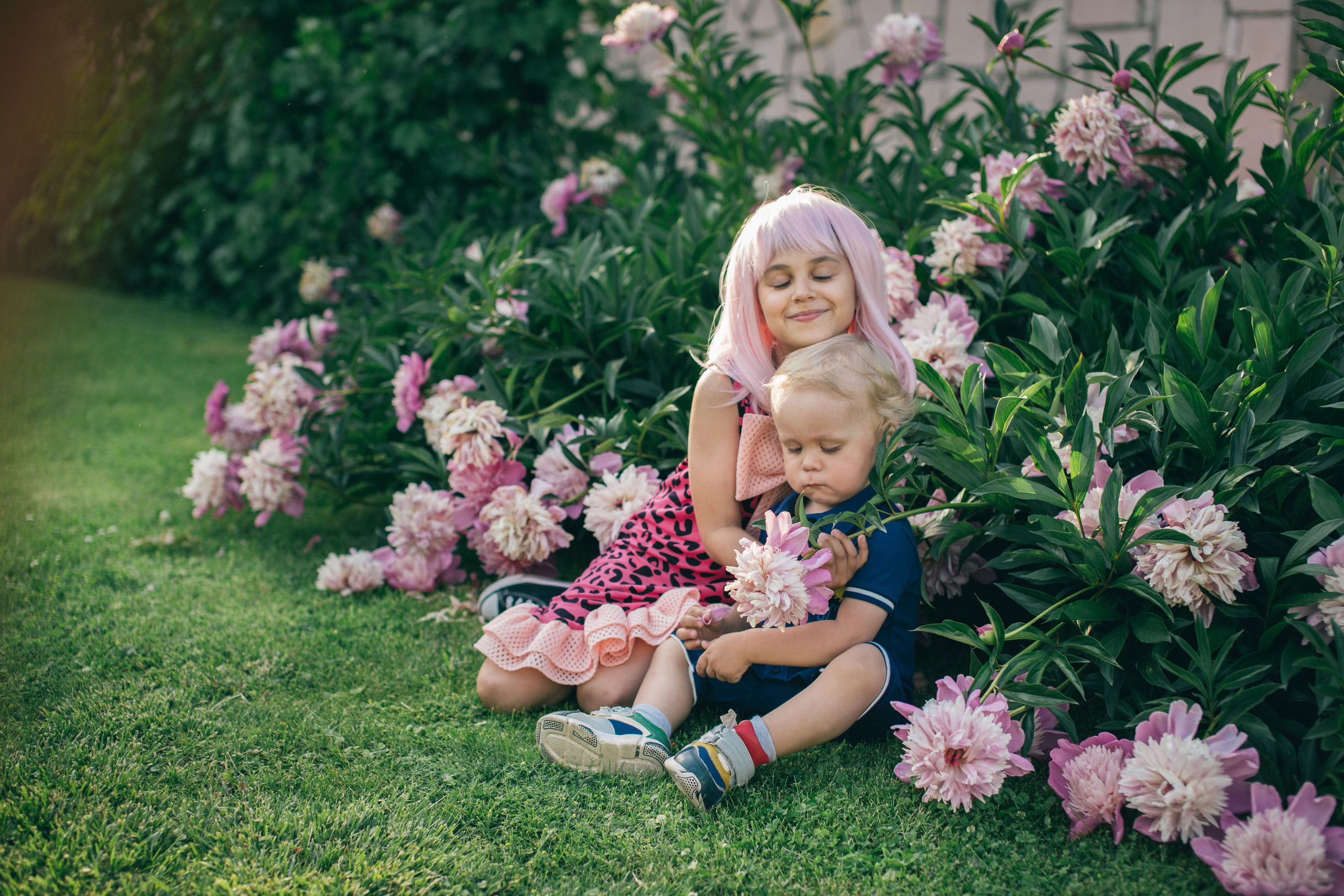 Семейная фотосессия в пионах. Фотограф в Оренбурге. Профессиональный фотограф