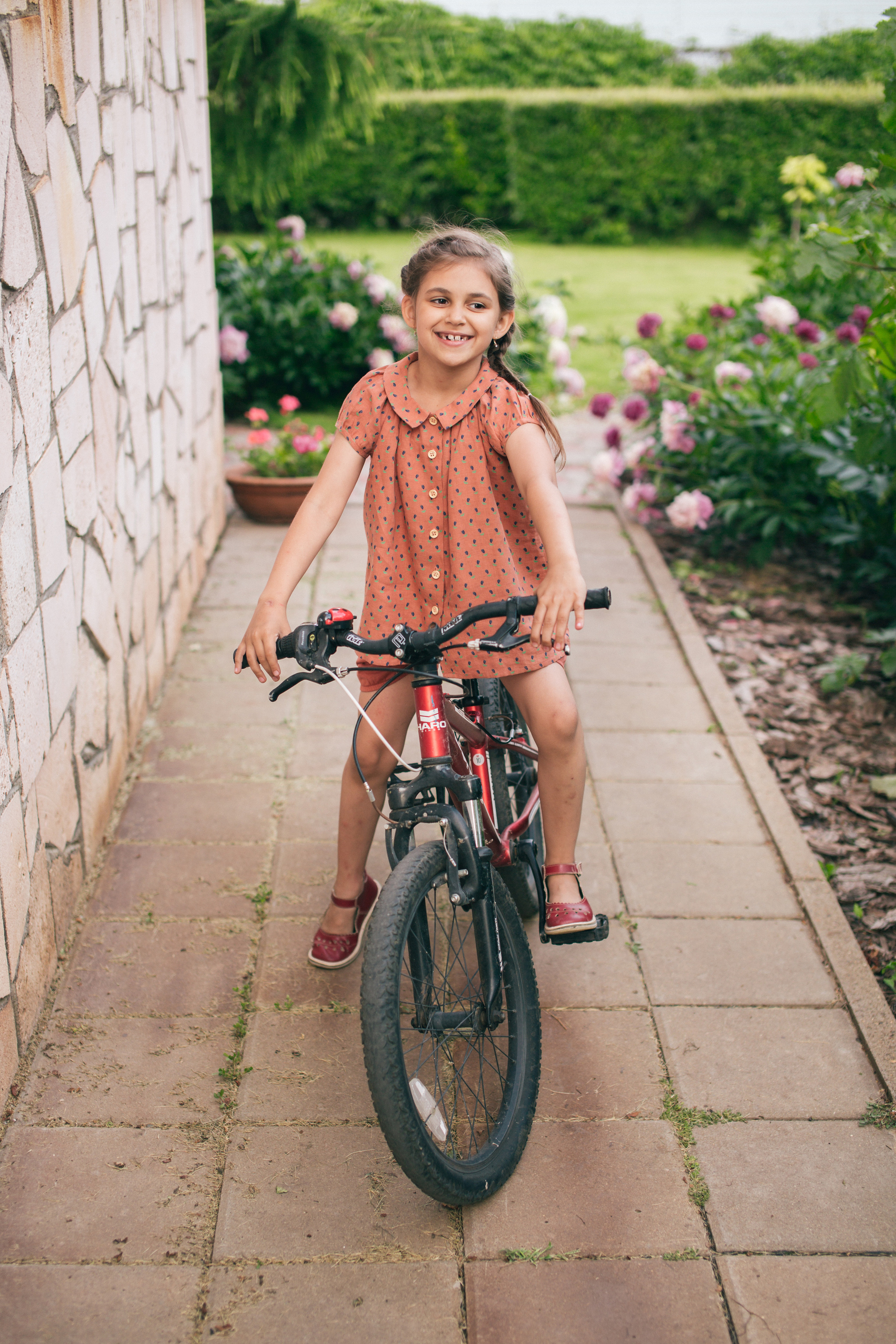 Семейная фотосессия в пионах. Фотограф в Оренбурге. Профессиональный фотограф