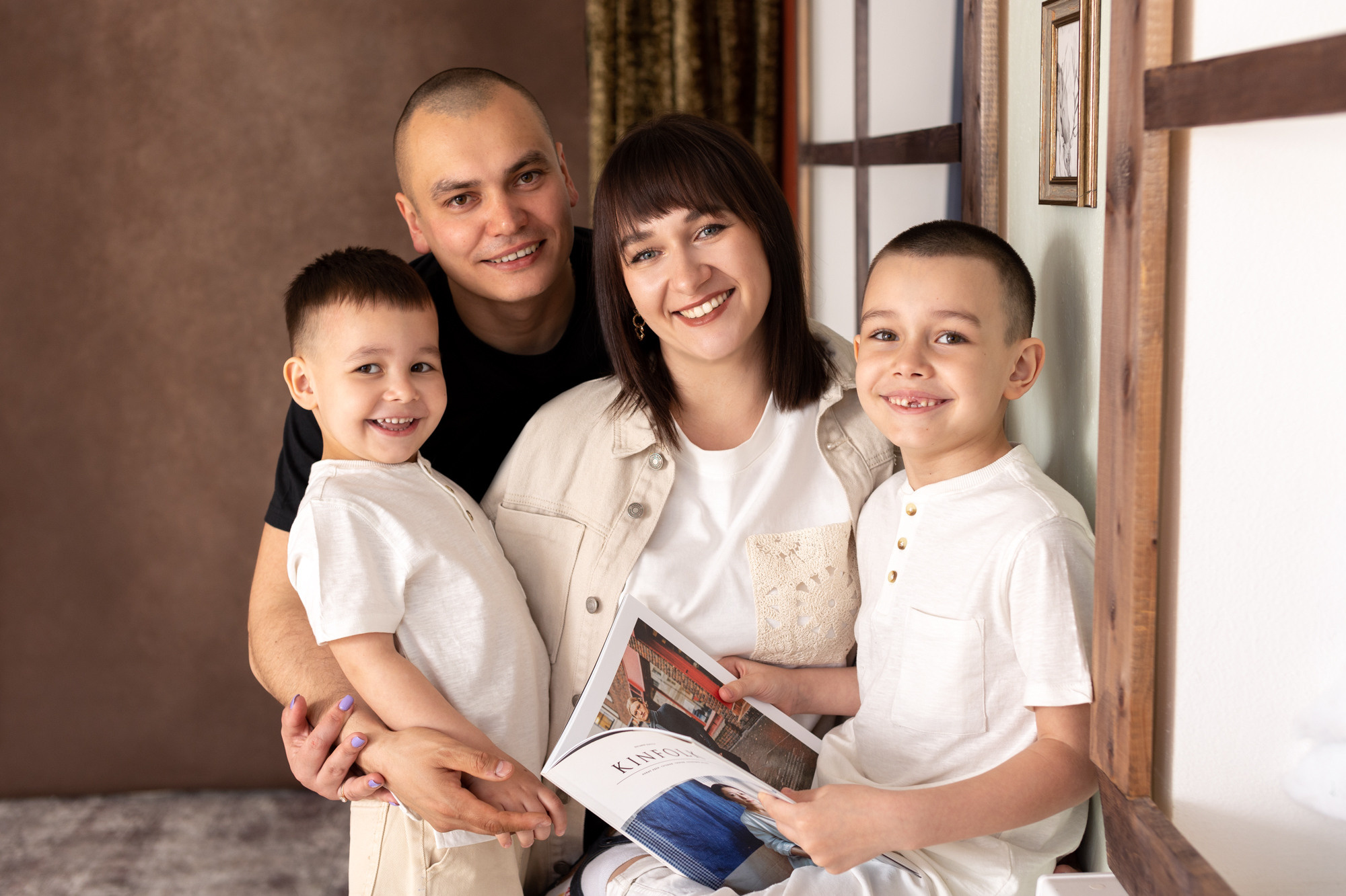 Семейная фотосессия в студии. Фотограф в Оренбурге. Профессиональный фотограф