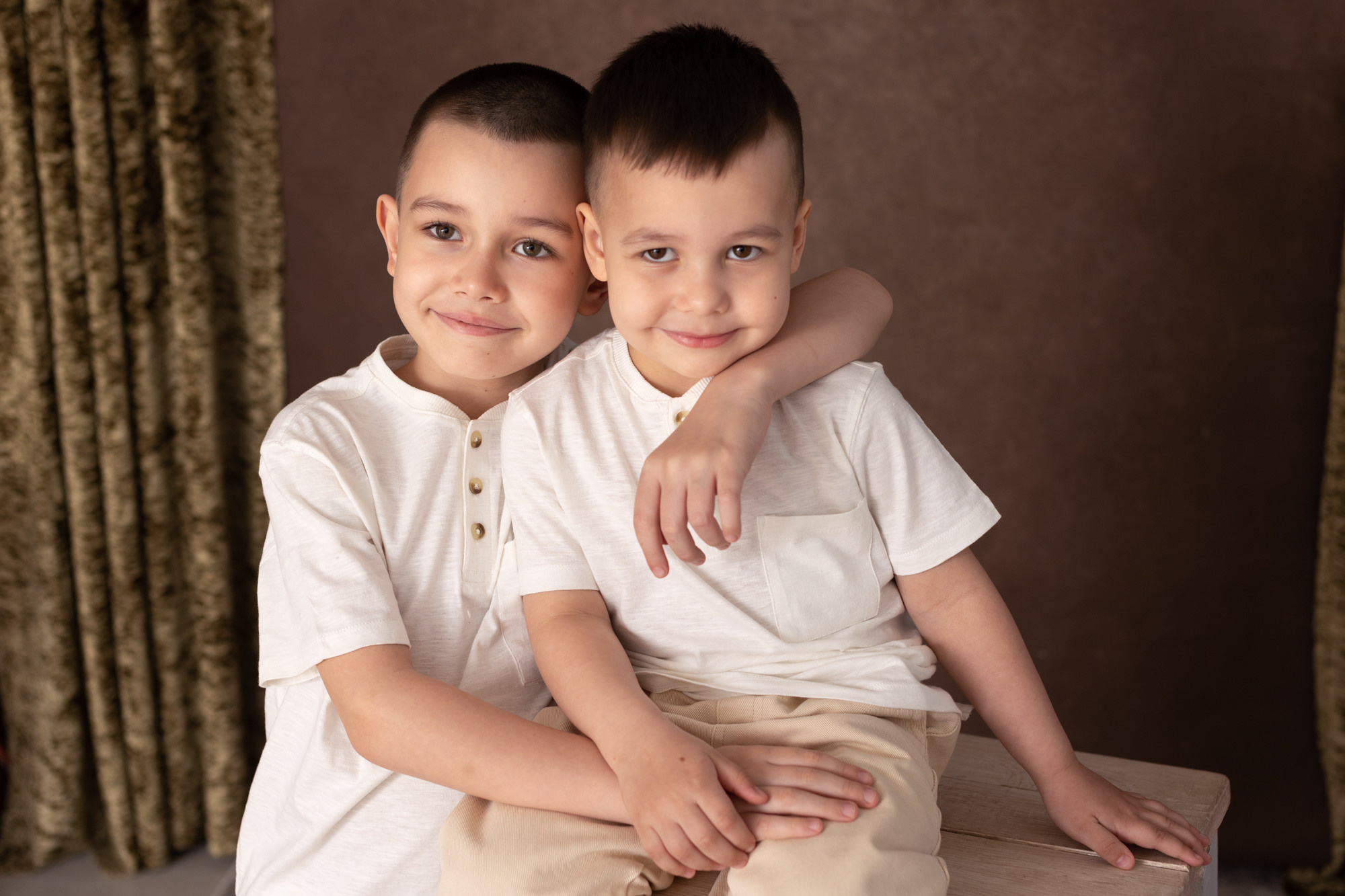 Семейная фотосессия в студии. Фотограф в Оренбурге. Профессиональный фотограф