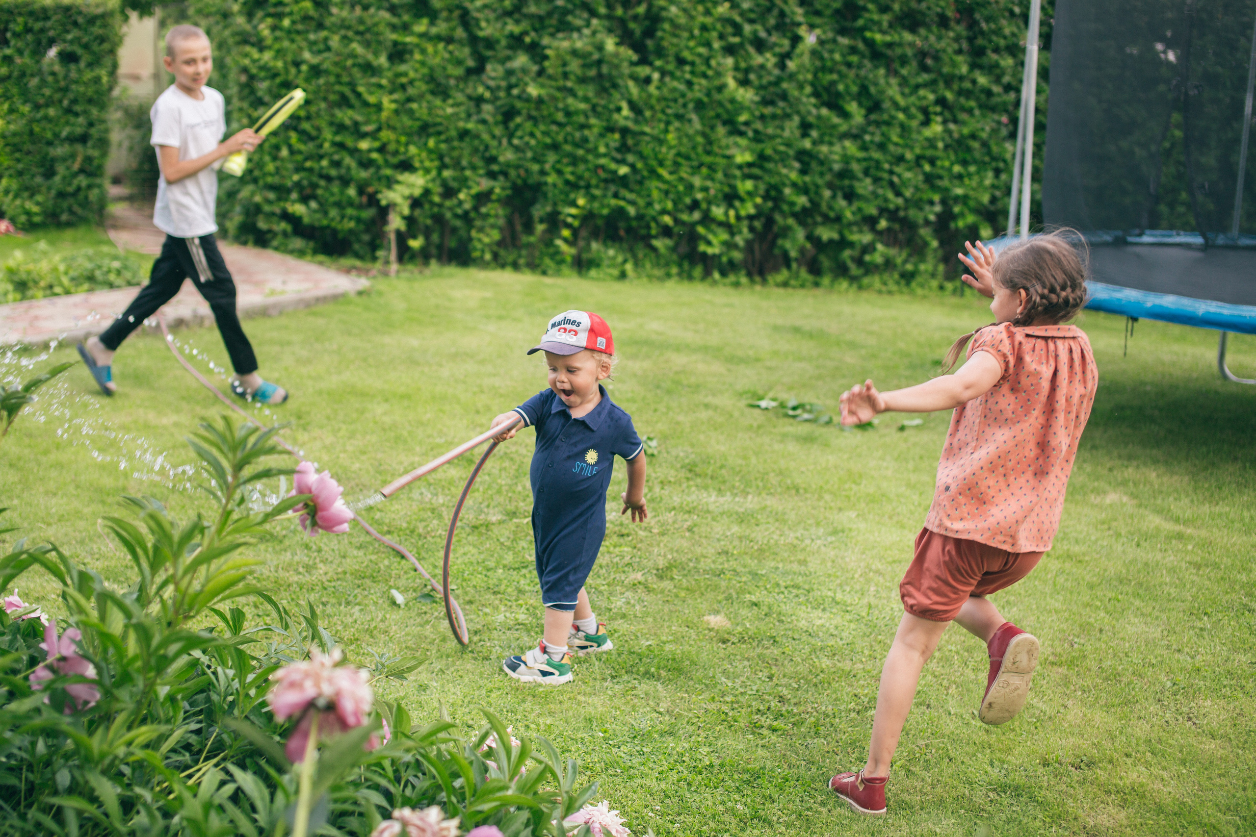 Семейная фотосессия в пионах. Фотограф в Оренбурге. Профессиональный фотограф