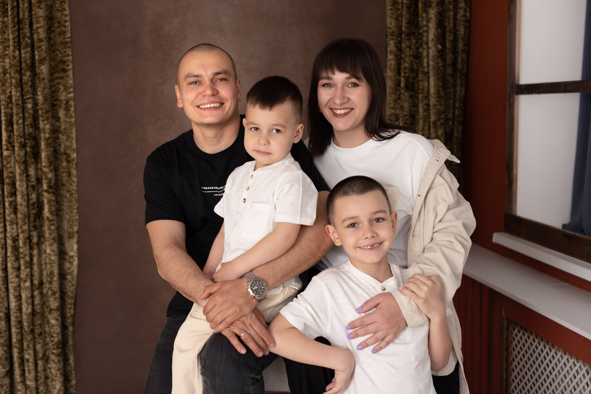 Семейная фотосессия в студии. Фотограф в Оренбурге. Профессиональный фотограф