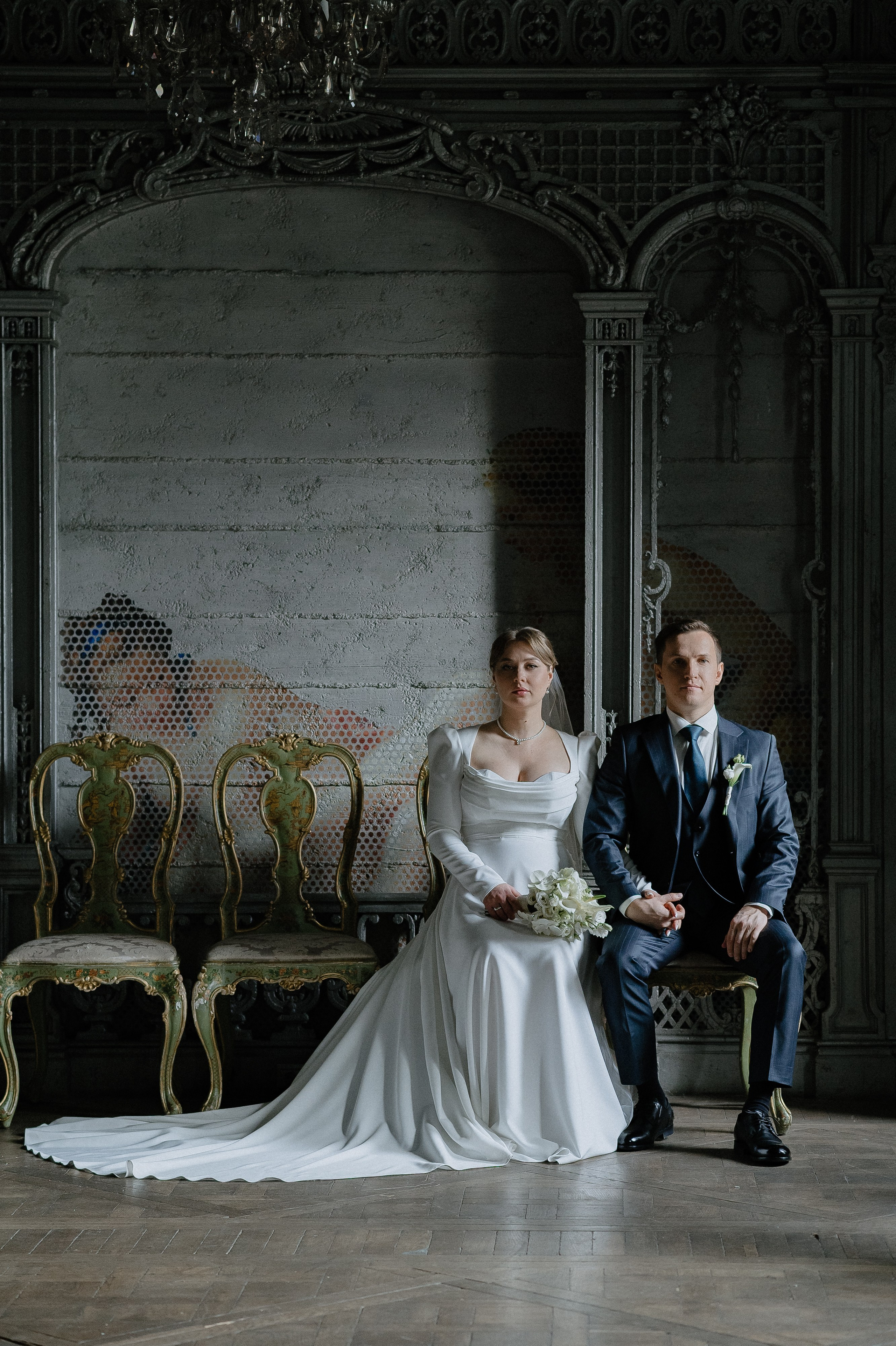 Молодожены на свадебной фотосессии в ресторане Турандот