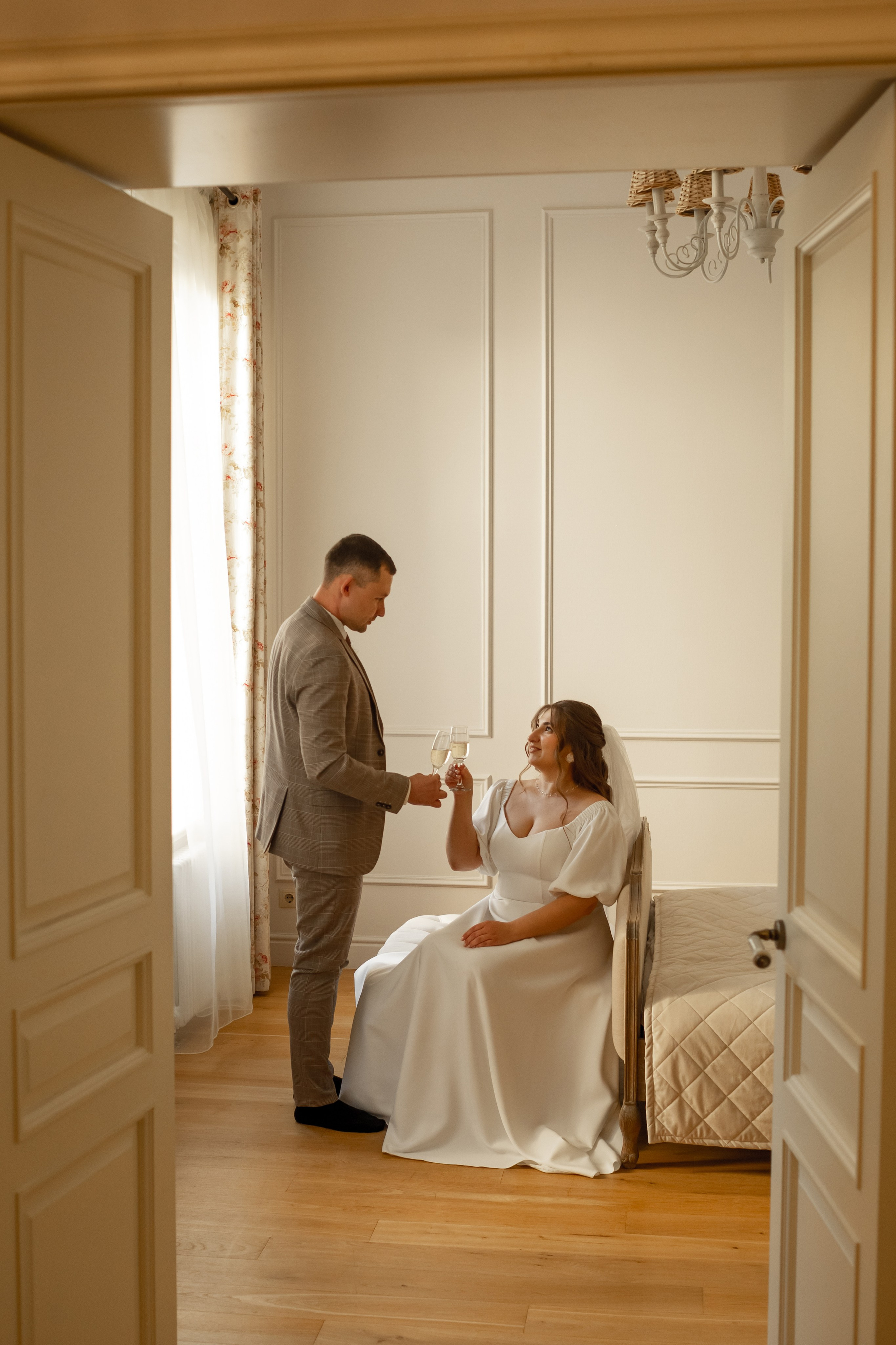 Первый бокал шампанского для молодоженов.