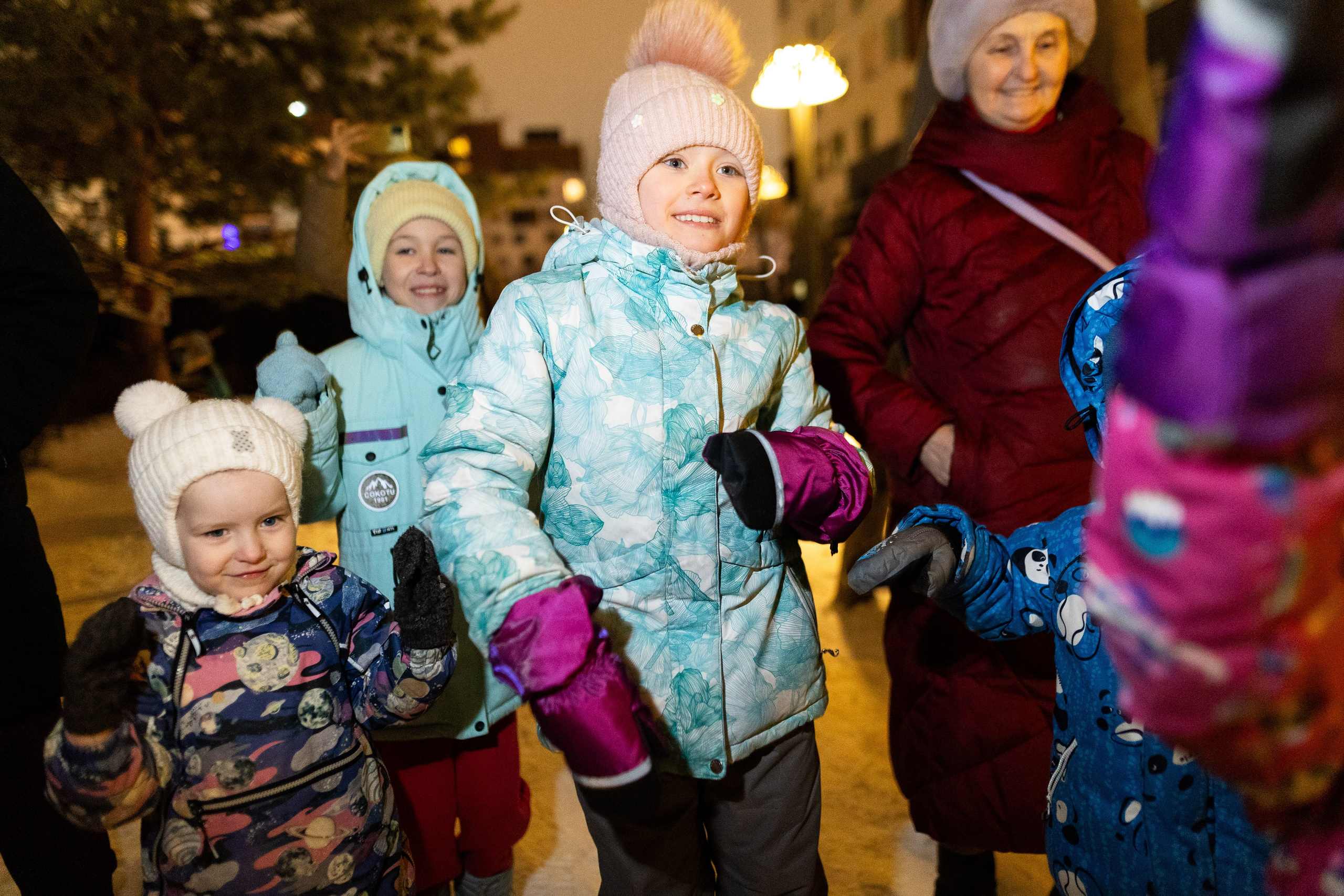Елка у «Брусники» на Стачек. Фотограф Родион Нарудинов