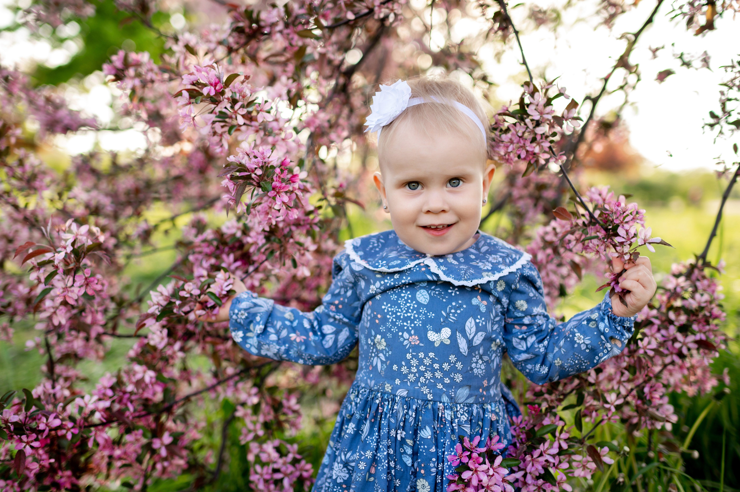 Ника и родители в розовых яблонях. Портретный, семейный и свадебный фотограф в Санкт-Петербурге и в Пушкине Ширяев Денис