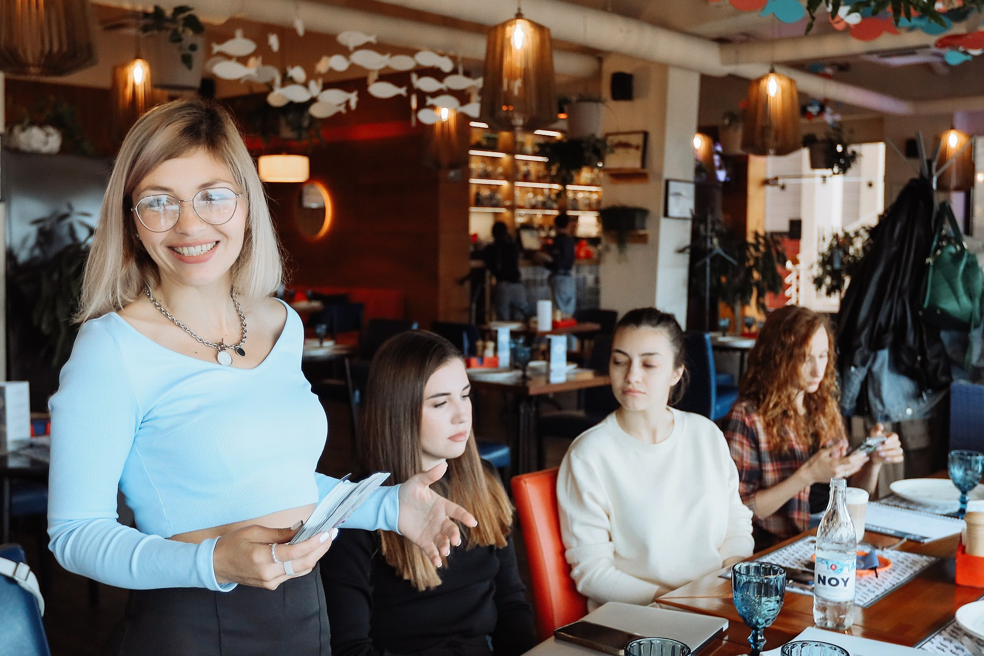 Женские встречи в кафе. Фотосессия. Профессиональный фотограф в Сочи Виктория Джой. Обучение