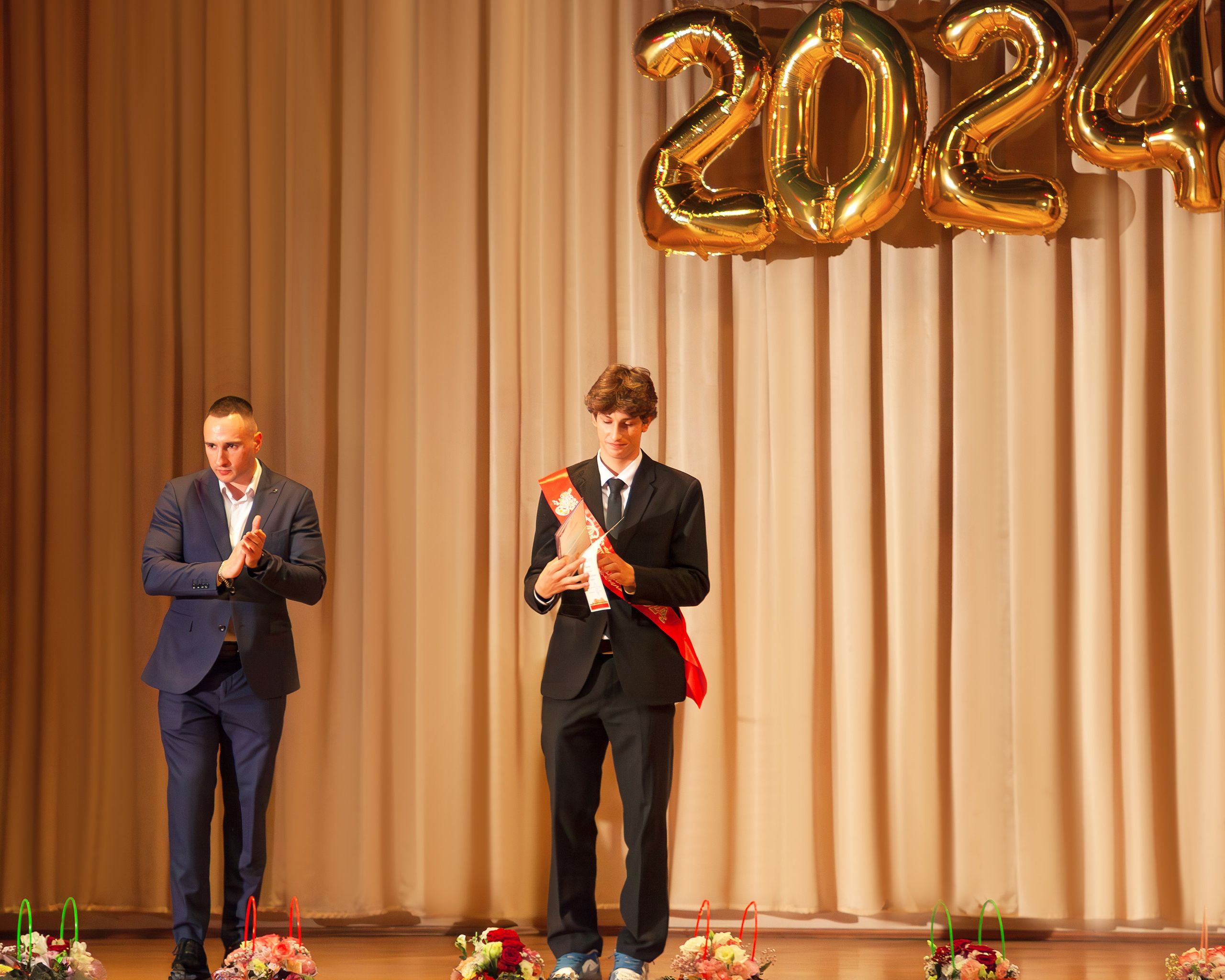 498 школа вручение дипломов, 2024. Выпускные альбомы и школьный фотограф в Подольске, Троицке, Щербинке, Москве и Московской области