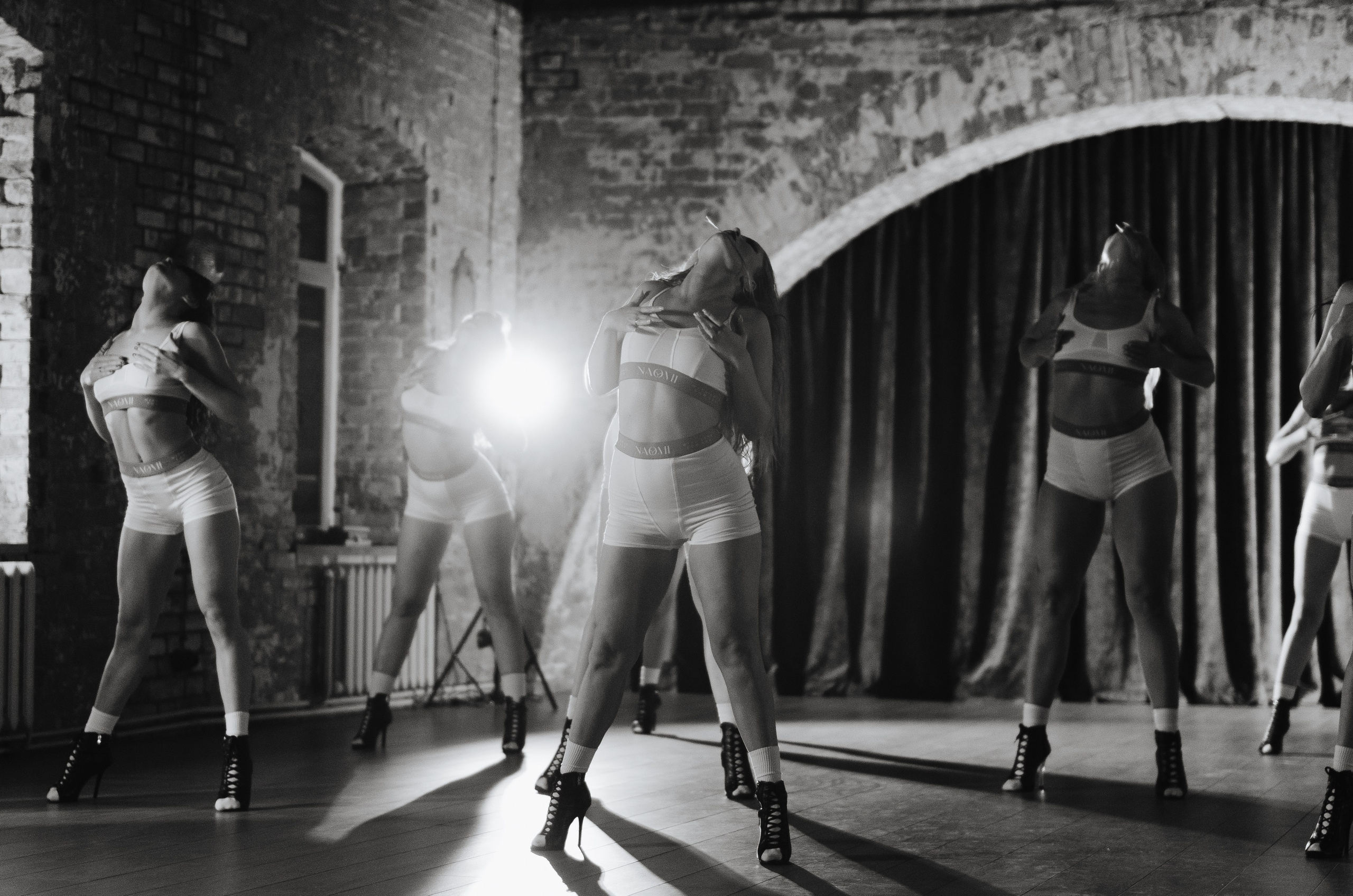 Фото-подглядки с видеосъемки танцевальной команды «Secret». Денисова Аля — фотограф для парных съемок и индивидуальных историй в Барнауле