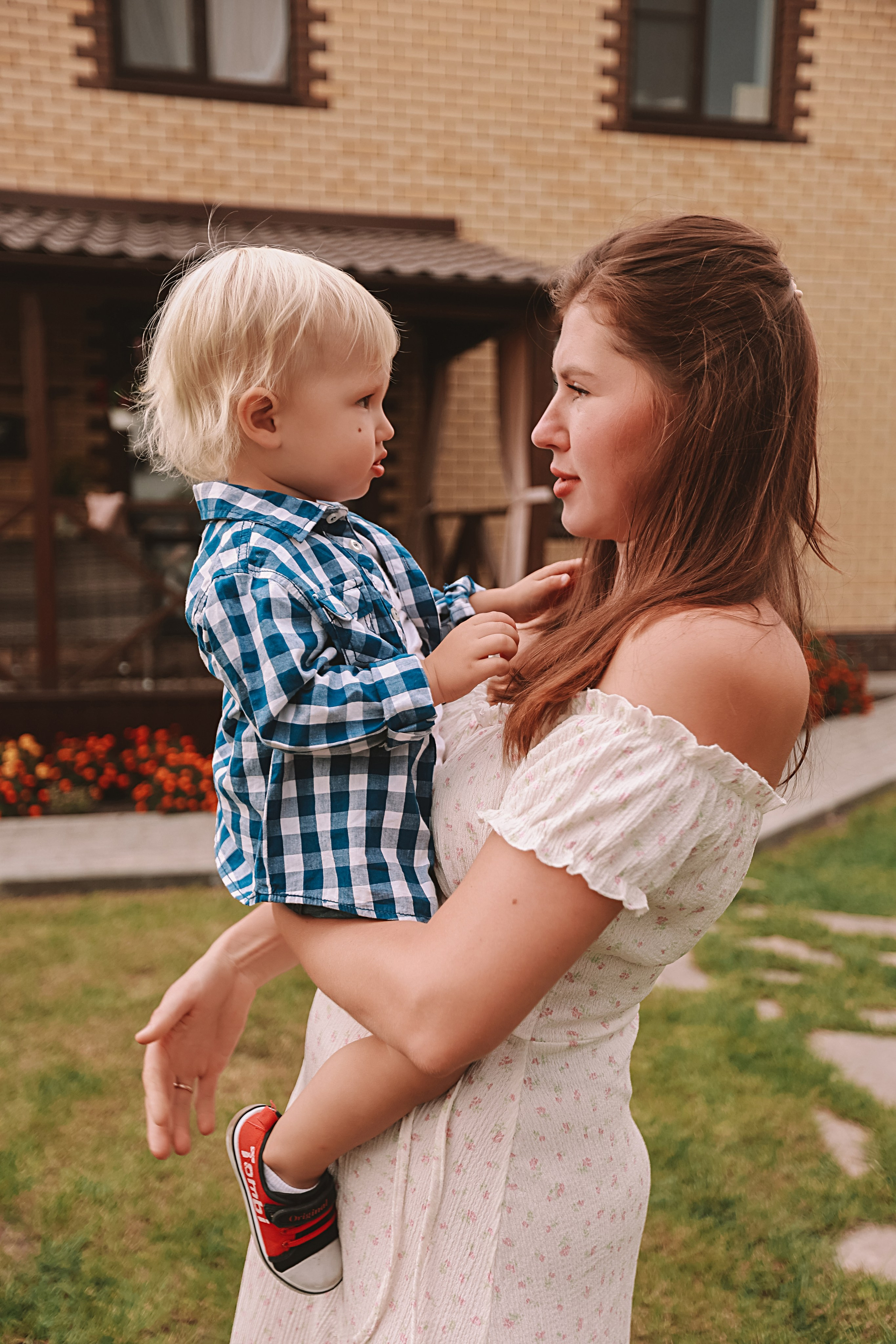 У дома. Семейный фотограф Тюмень, фотограф на роды Салмина Мария