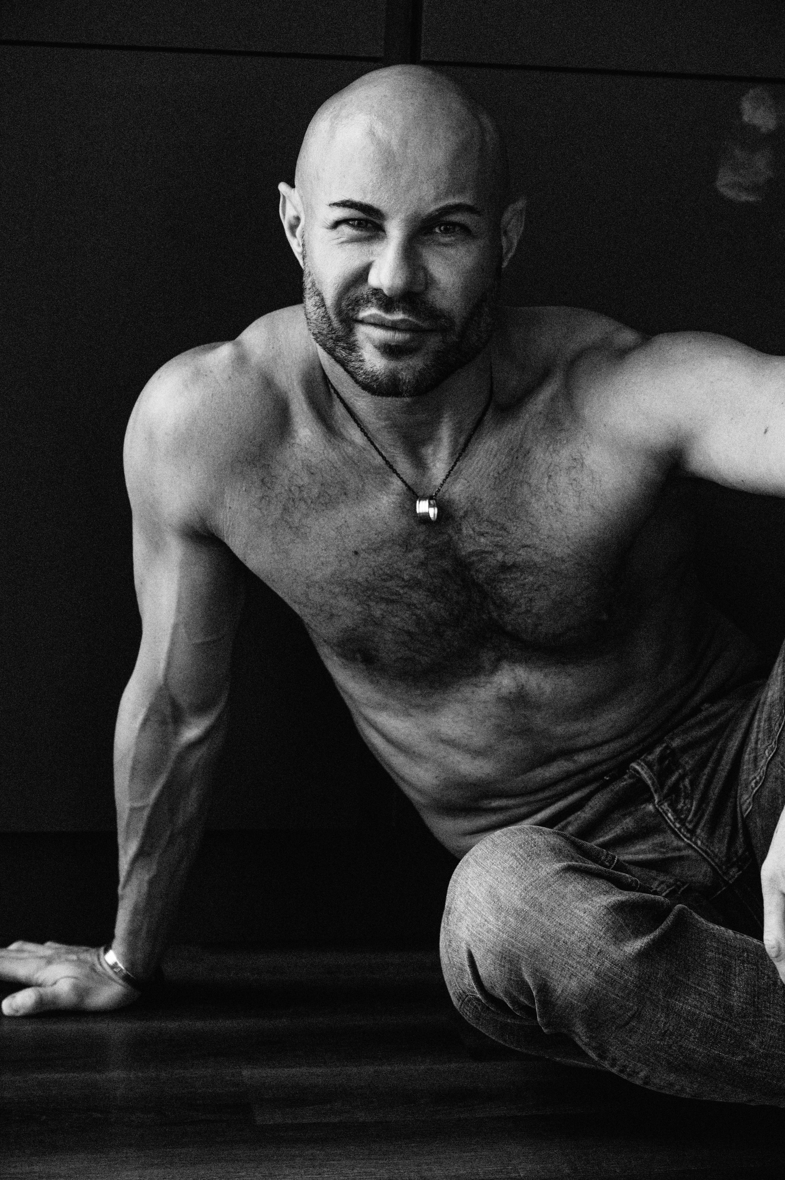 Матвей. Профессиональный фотограф беременности в СПБ. Стильные фотосессии беременности в стиле минимализм и классическая фотография