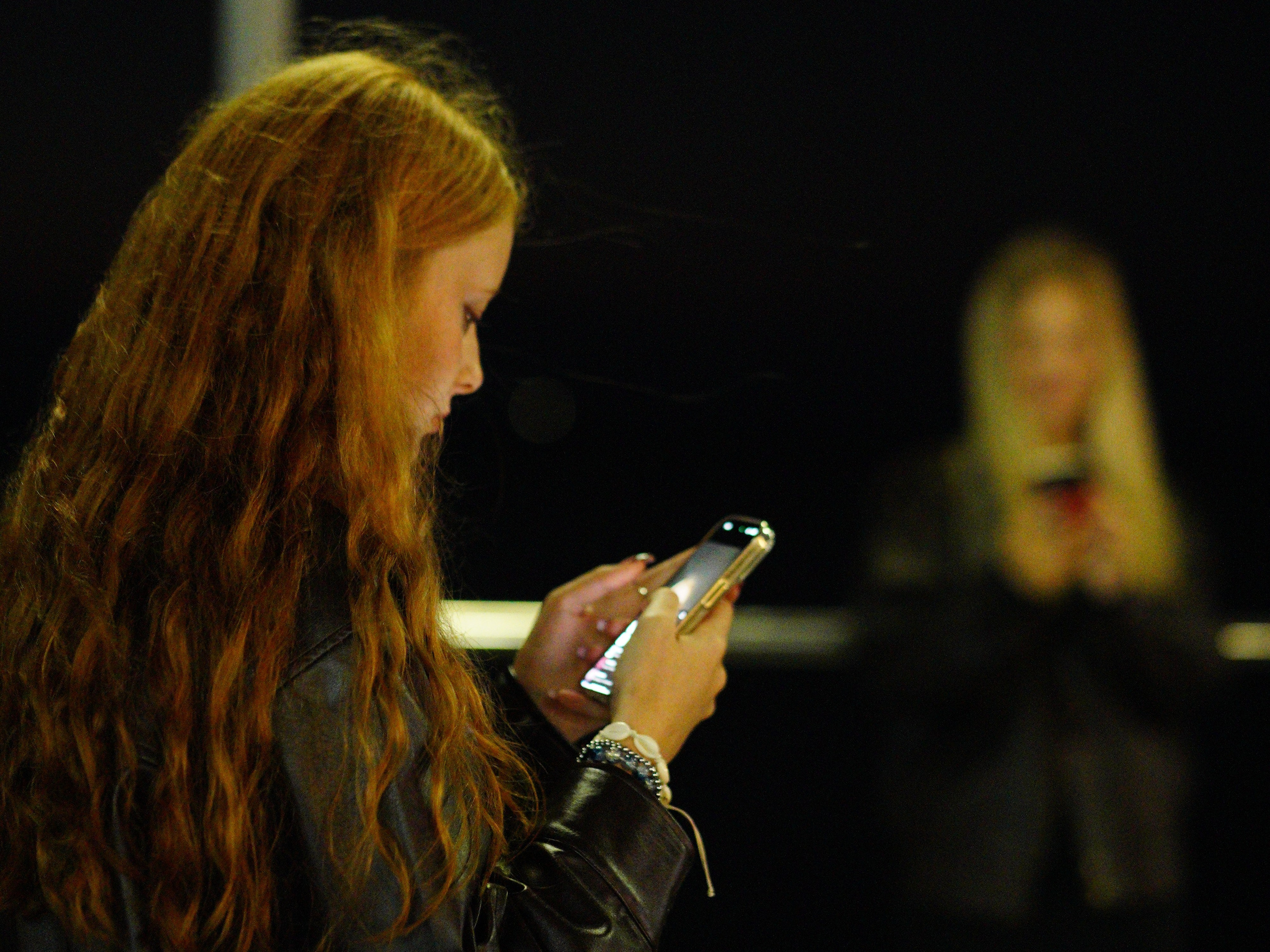 Блондинка и рыженькая красотка на пирсе. Фотограф Владивосток (художественный портрет, празднование, торжество, мероприятие, фотопрогулка)