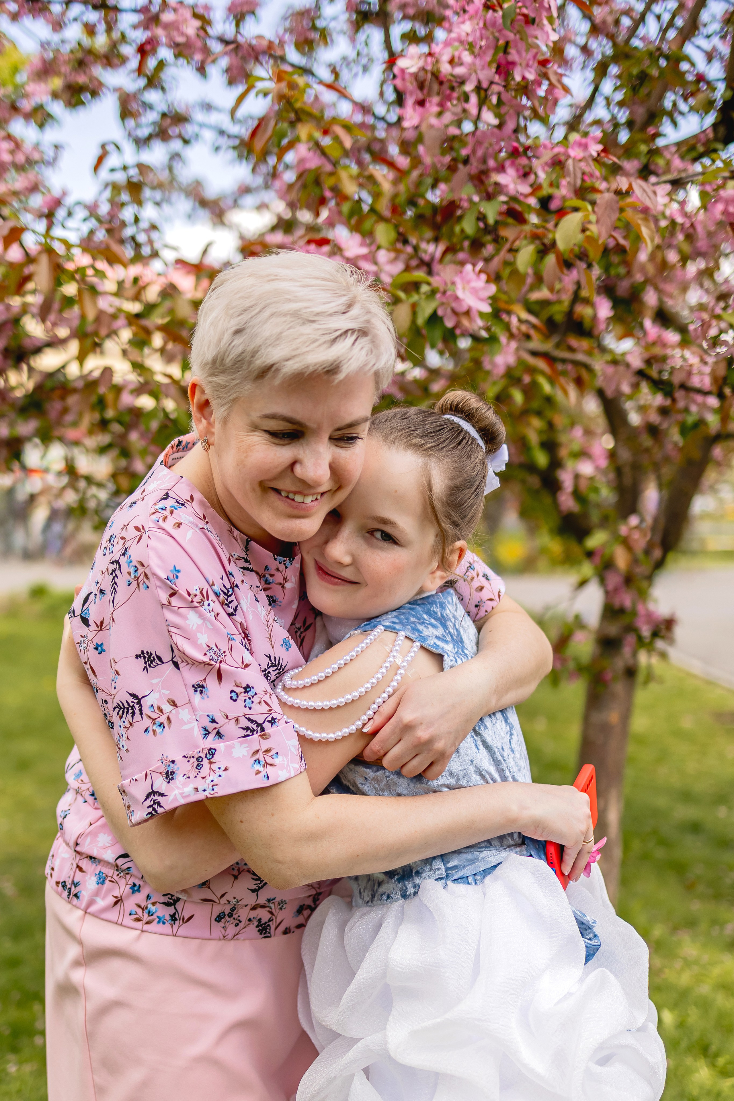 Выпускной в начальной школе на улице. Фотограф и видеограф Москва. Свадебный фотограф, видеограф. Выпускные альбомы. Оживающие альбомы