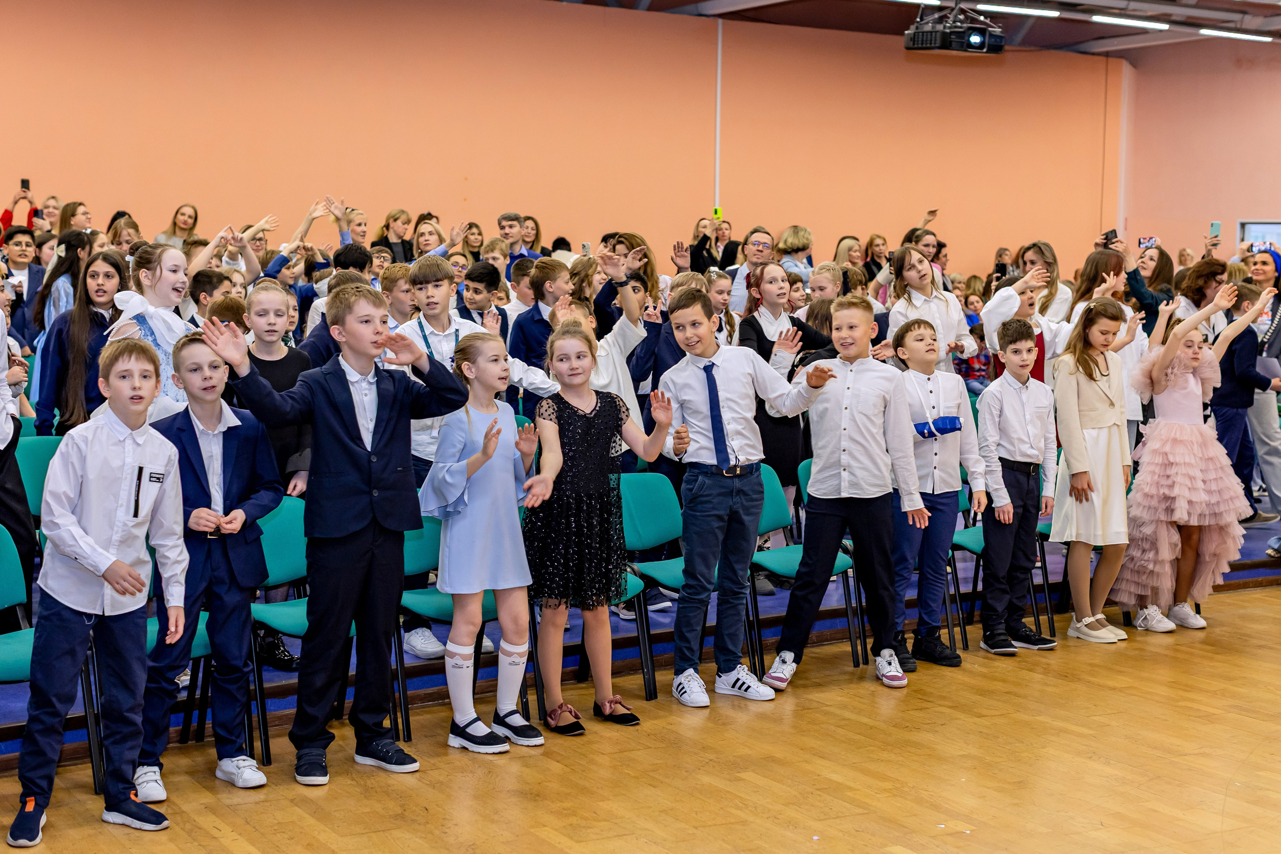 Выпускной праздник в начальной школе. Фотограф и видеограф Москва. Свадебный фотограф, видеограф. Выпускные альбомы. Оживающие альбомы