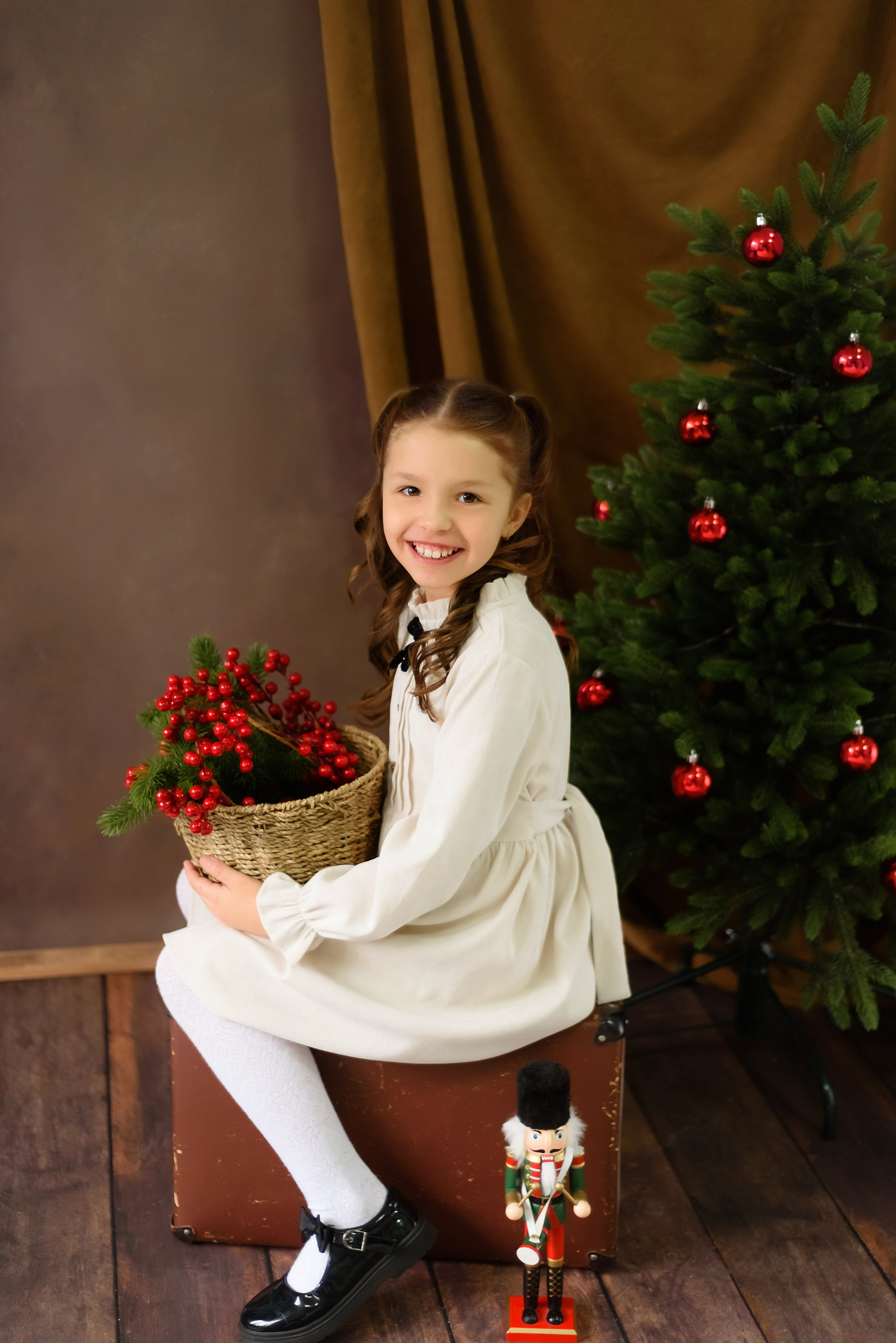 Новогодняя фотосессия «Красные ягоды» Полина и Инна. Детский Фотограф |Фотограф на годик в Брянске Ирина Романова