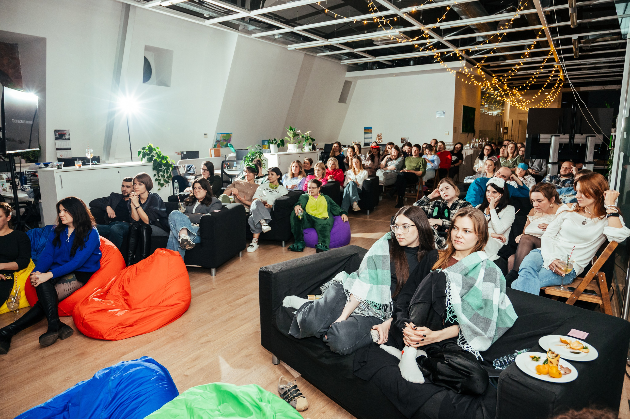 Фотосъёмка корпоратива в офисе в Санкт-Петербурге. Анастасия Петрович фотограф, фотокорреспондент в Москве и Санкт-Петербурге. Фотосъёмка репортажа, мероприятия, корпоративная съёмка, контент