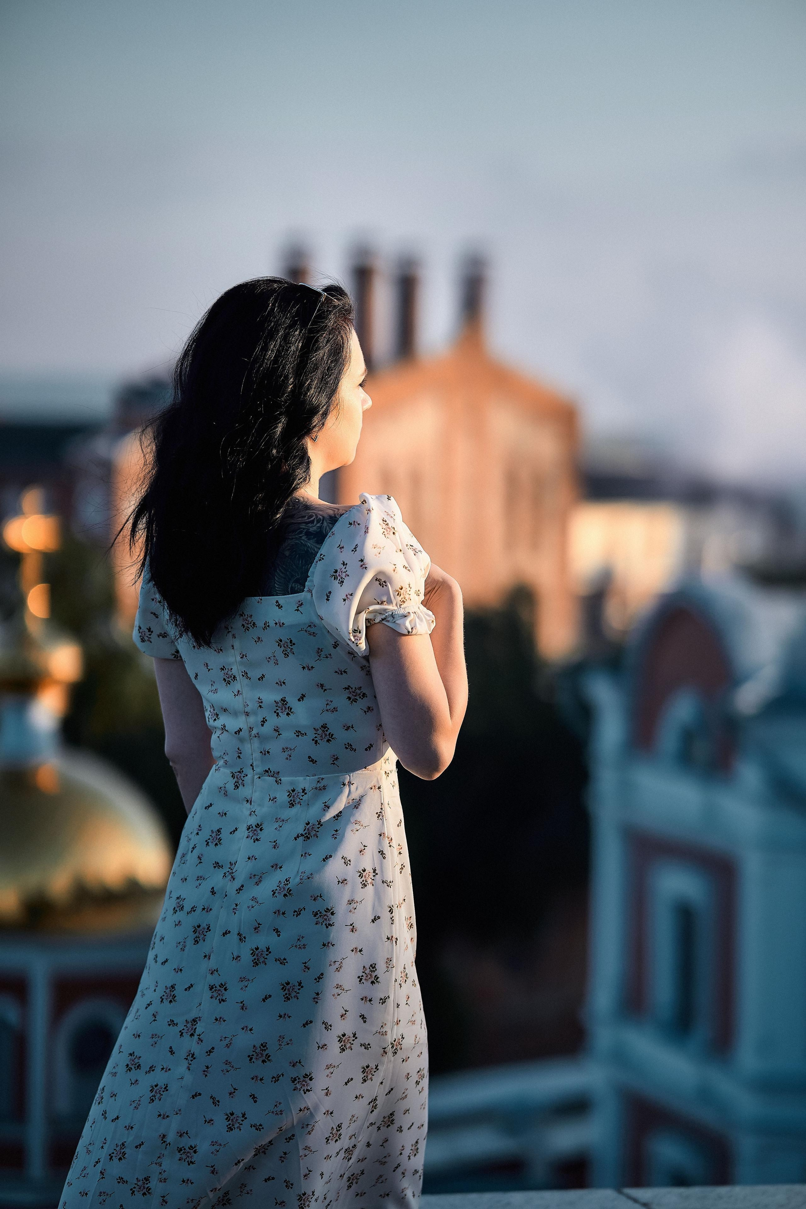 Женщина в романтичном стиле с городскими мотивами на заднем плане