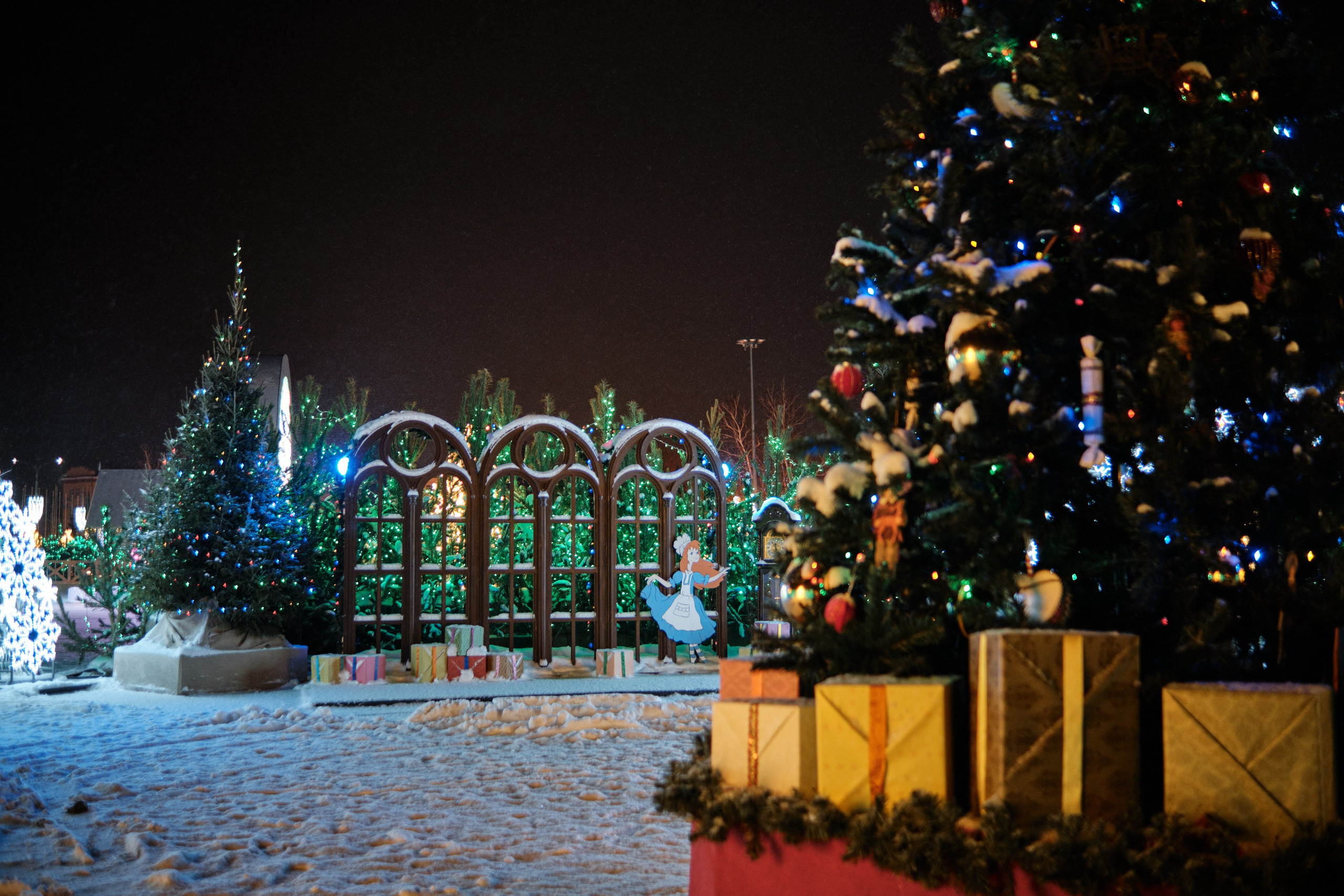 Зимняя ночь на площади Куйбышева в Самаре с яркими огнями и украшениями.