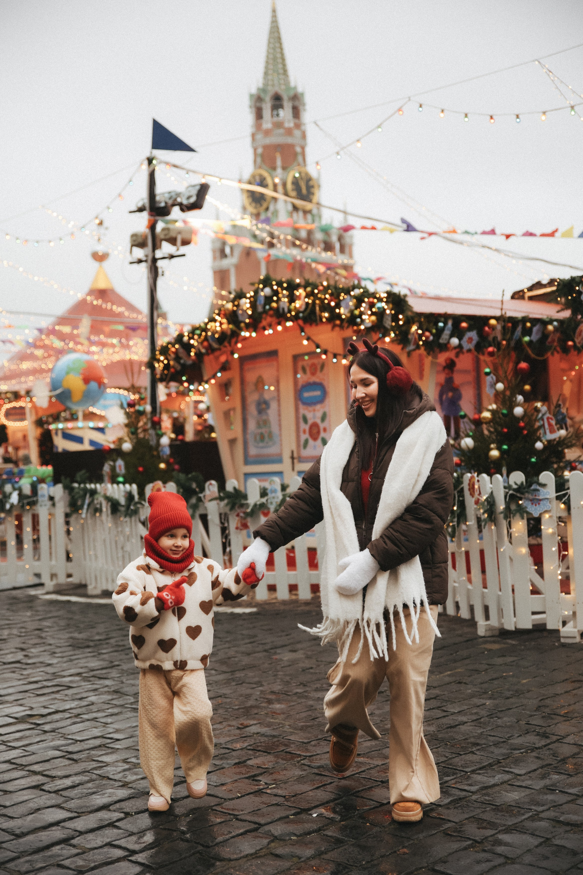 Новогодняя фотосессия на Гум ярмарка мама и дочка. Фотограф Владимир Москва