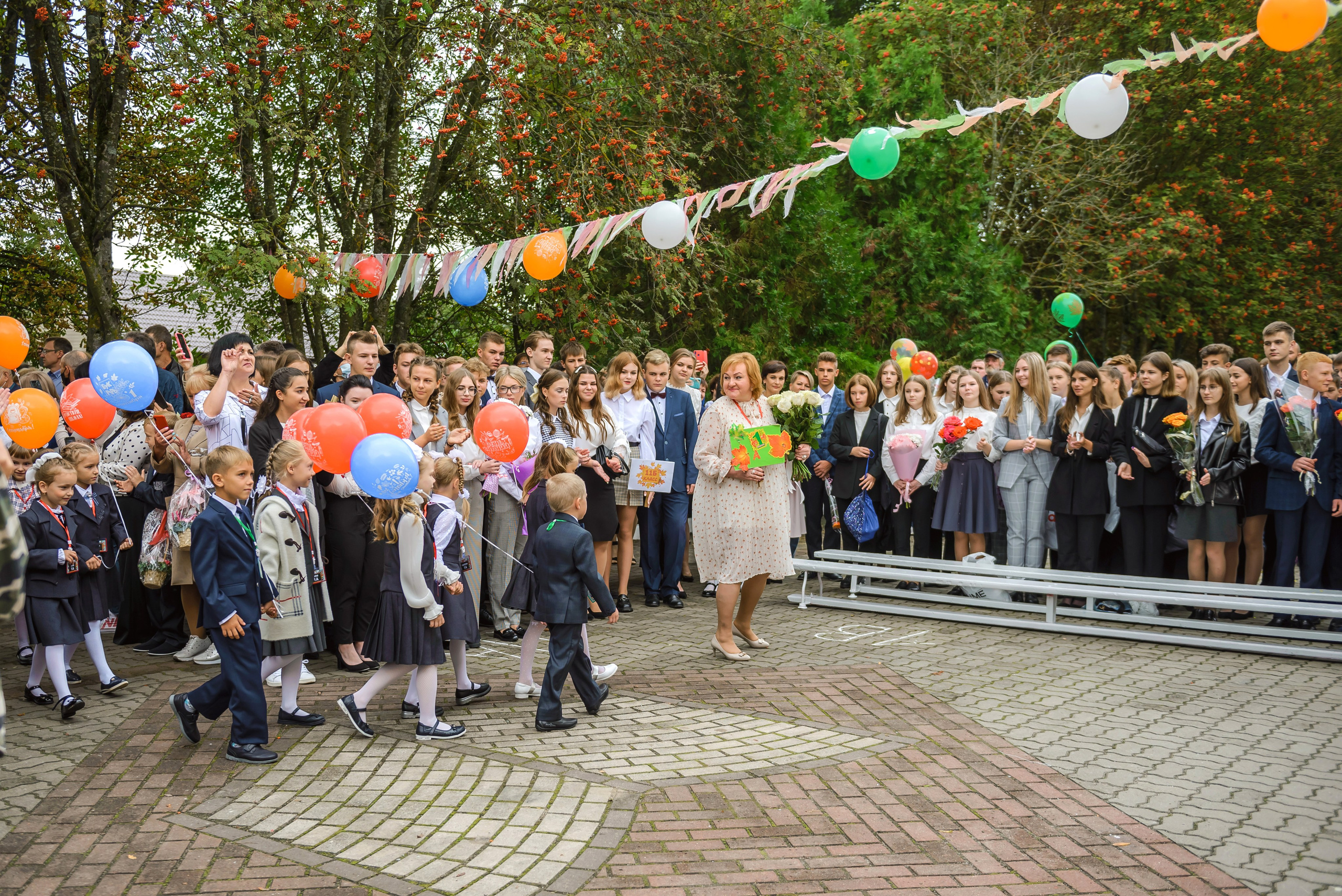 Линейка 11-е классы 2023. Фотограф Галина Лисанова, г. Брянск