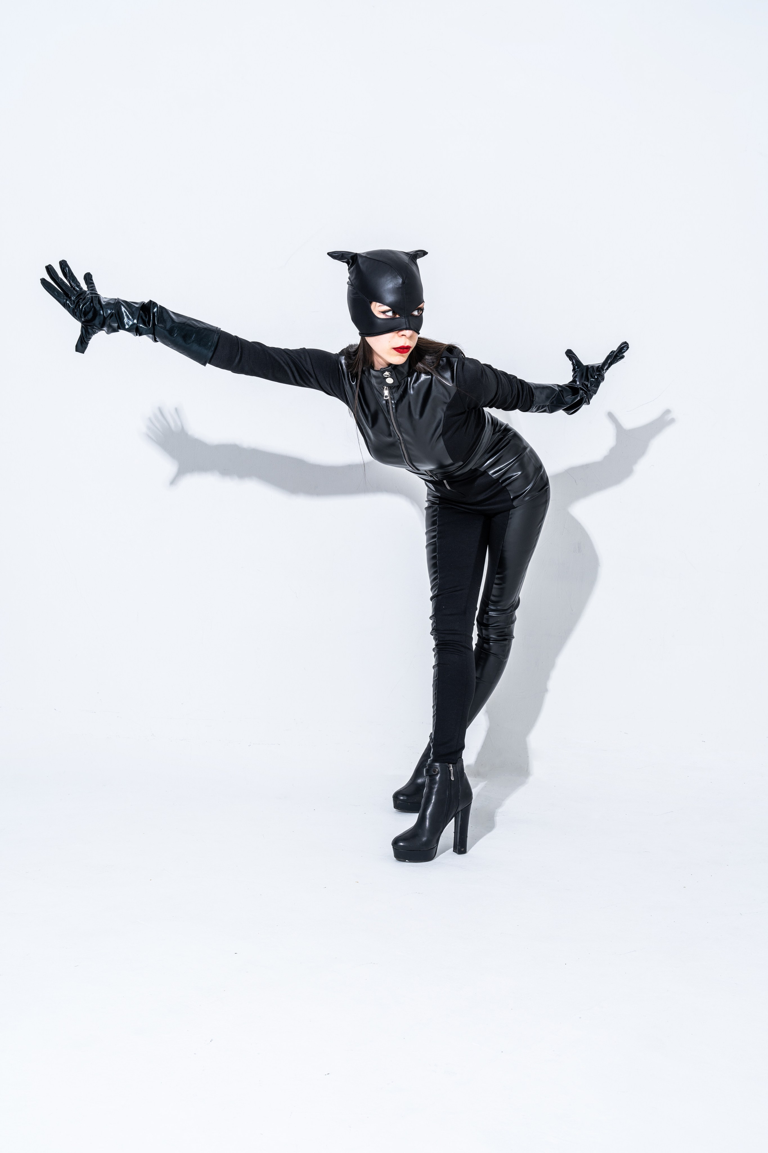 Женщина кошка. Модель Камилла white background. Свадебный и индивидуальный фотограф Аля Мамакова